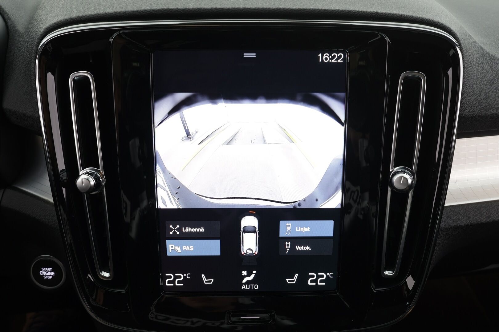 Volvo XC40 2024 T4 TwE Plus Bright aut * Adapt.Vakkari / Peruutuskamera / Vetokoukku / Muistipenkki / LED / Sensus Navi / KeylessGo - 1.Om Suomi-auto / Akku kuntotarkastettu SoH 91,6% / Kahdet renkaat aluvanteilla / Merkkihuollettu