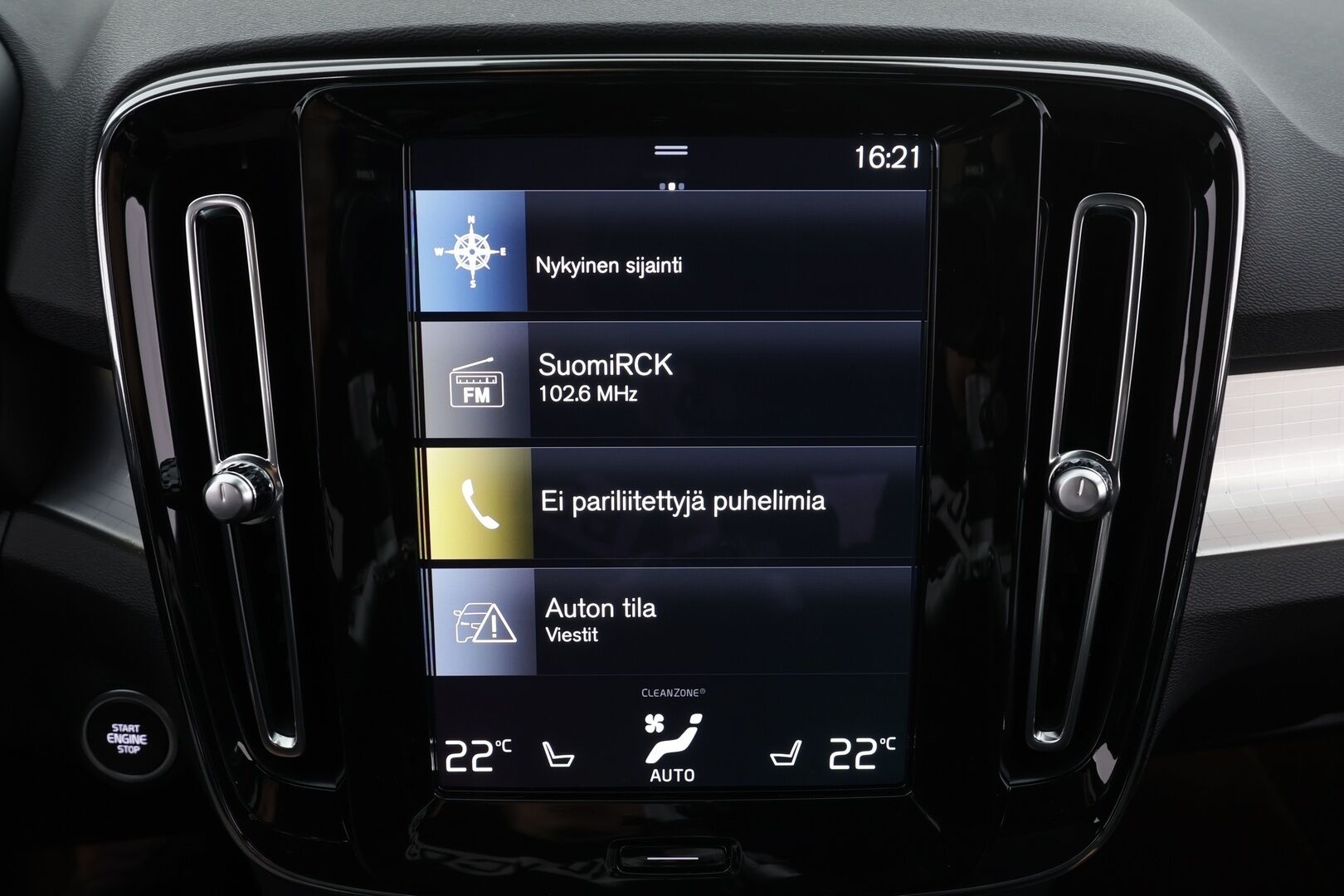 Volvo XC40 2024 T4 TwE Plus Bright aut * Adapt.Vakkari / Peruutuskamera / Vetokoukku / Muistipenkki / LED / Sensus Navi / KeylessGo - 1.Om Suomi-auto / Akku kuntotarkastettu SoH 91,6% / Kahdet renkaat aluvanteilla / Merkkihuollettu - HULLUT JOULUT KORKOTARJOUS 2,49% 