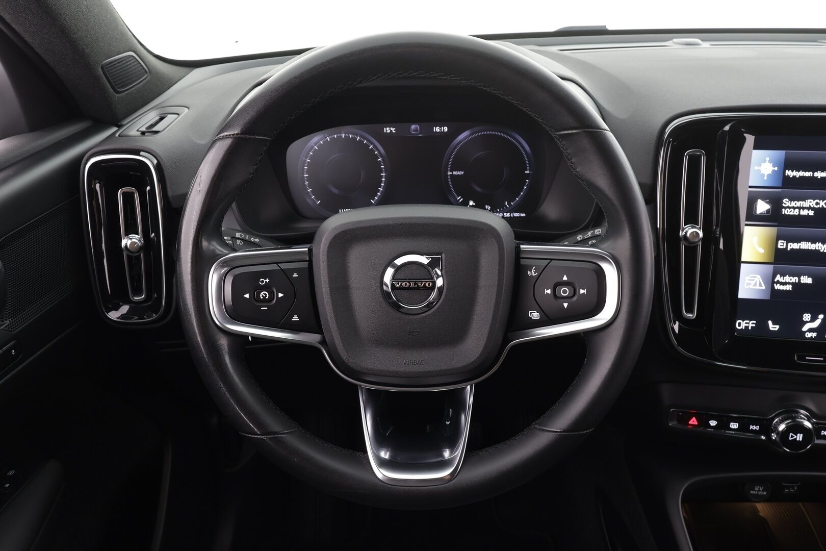 Volvo XC40 2024 T4 TwE Plus Bright aut * Adapt.Vakkari / Peruutuskamera / Vetokoukku / Muistipenkki / LED / Sensus Navi / KeylessGo - 1.Om Suomi-auto / Akku kuntotarkastettu SoH 91,6% / Kahdet renkaat aluvanteilla / Merkkihuollettu - HULLUT JOULUT KORKOTARJOUS 2,49% 