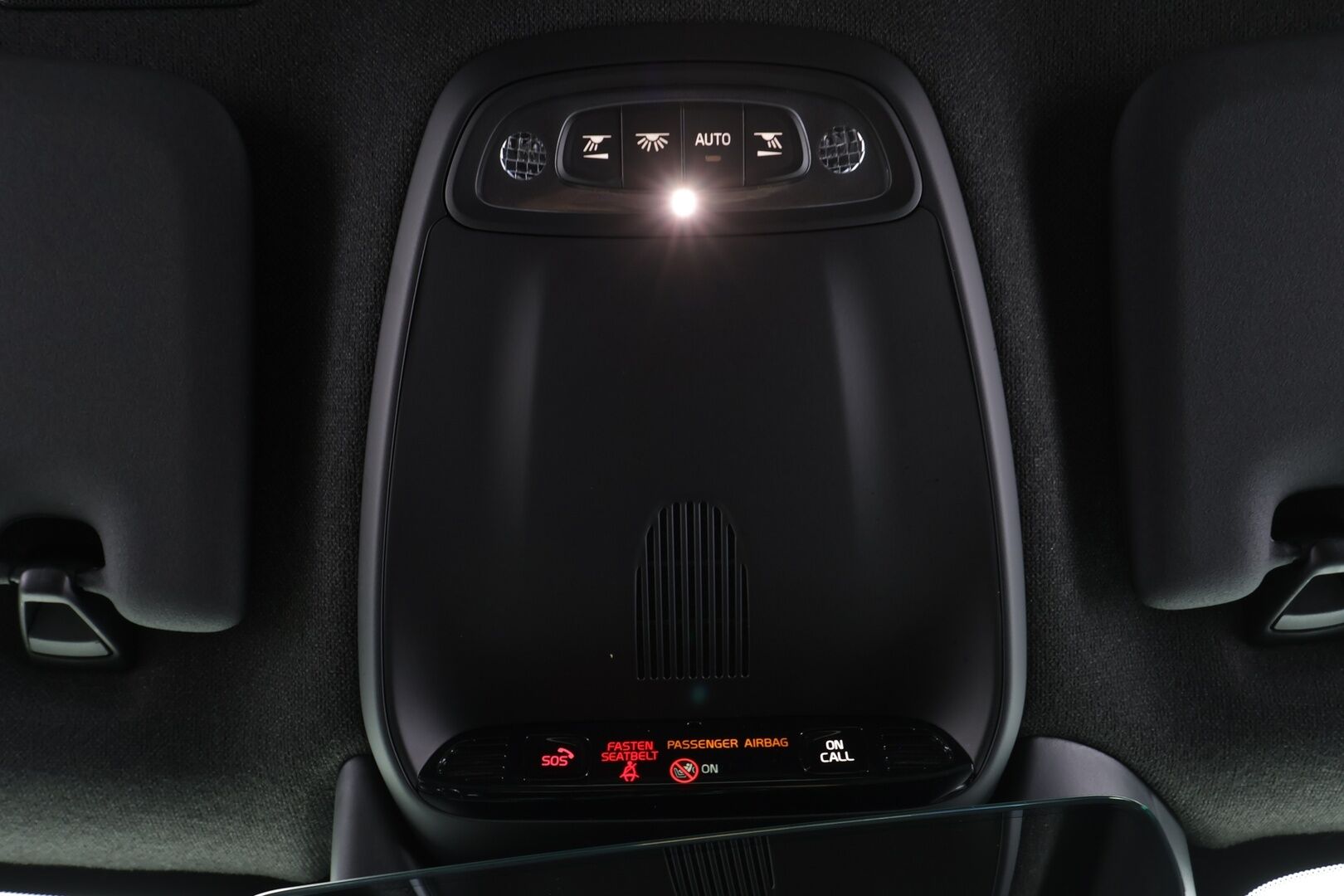 Volvo XC40 2024 T4 TwE Plus Bright aut * Adapt.Vakkari / Peruutuskamera / Vetokoukku / Muistipenkki / LED / Sensus Navi / KeylessGo - 1.Om Suomi-auto / Akku kuntotarkastettu SoH 91,6% / Kahdet renkaat aluvanteilla / Merkkihuollettu - HULLUT JOULUT KORKOTARJOUS 2,49% 