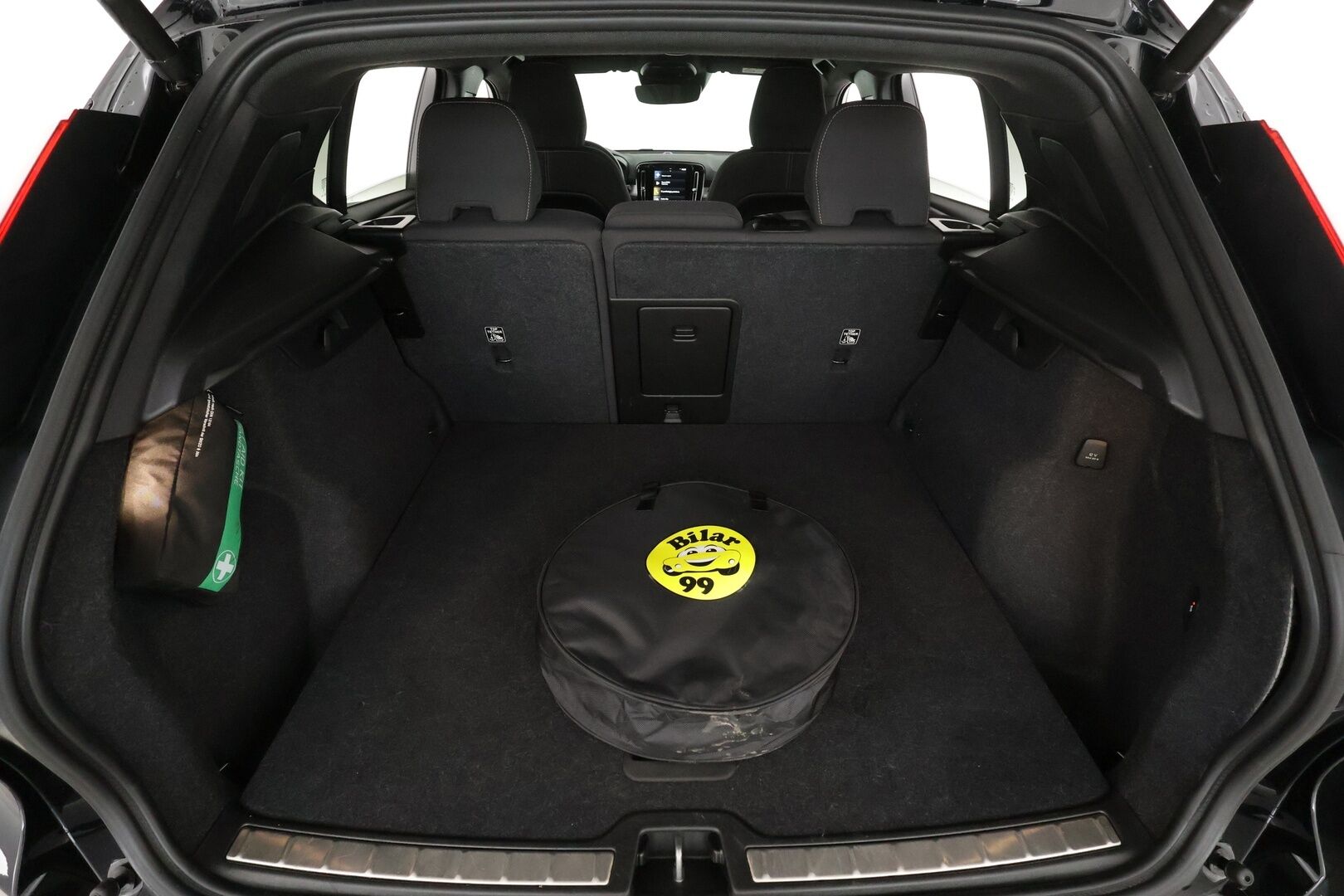 Volvo XC40 2024 T4 TwE Plus Bright aut * Adapt.Vakkari / Peruutuskamera / Vetokoukku / Muistipenkki / LED / Sensus Navi / KeylessGo - 1.Om Suomi-auto / Akku kuntotarkastettu SoH 91,6% / Kahdet renkaat aluvanteilla / Merkkihuollettu