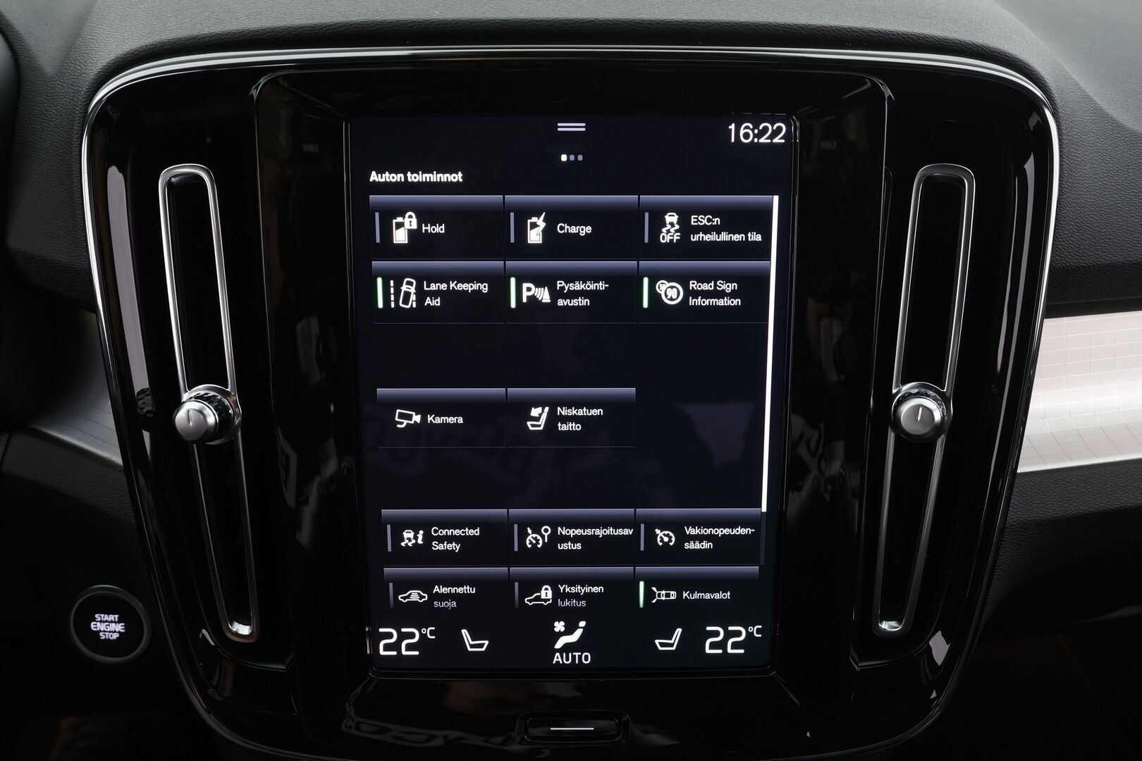 Volvo XC40 2024 T4 TwE Plus Bright aut * Adapt.Vakkari / Peruutuskamera / Vetokoukku / Muistipenkki / LED / Sensus Navi / KeylessGo - 1.Om Suomi-auto / Akku kuntotarkastettu SoH 91,6% / Kahdet renkaat aluvanteilla / Merkkihuollettu