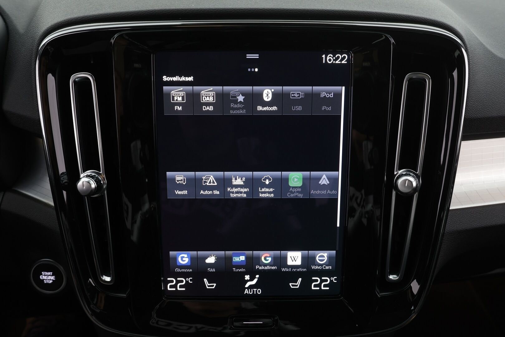 Volvo XC40 2024 T4 TwE Plus Bright aut * Adapt.Vakkari / Peruutuskamera / Vetokoukku / Muistipenkki / LED / Sensus Navi / KeylessGo - 1.Om Suomi-auto / Akku kuntotarkastettu SoH 91,6% / Kahdet renkaat aluvanteilla / Merkkihuollettu - HULLUT JOULUT KORKOTARJOUS 2,49% 