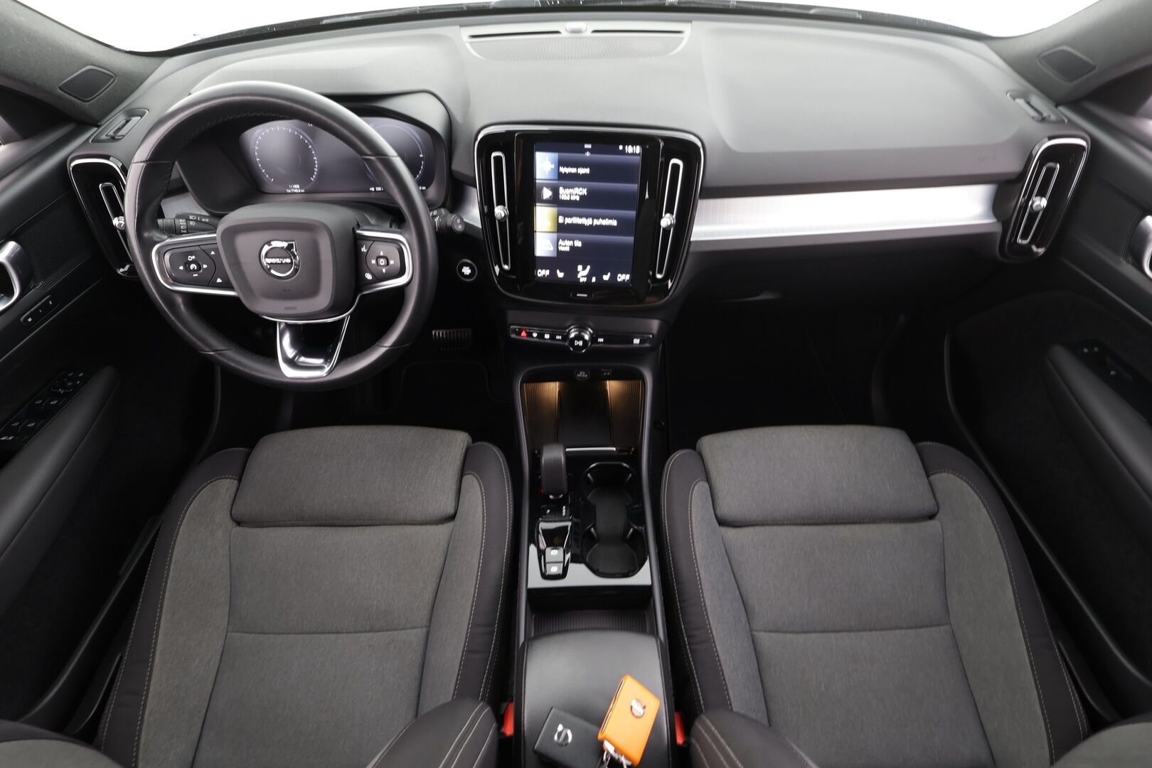 Volvo XC40 2024 T4 TwE Plus Bright aut * Adapt.Vakkari / Peruutuskamera / Vetokoukku / Muistipenkki / LED / Sensus Navi / KeylessGo - 1.Om Suomi-auto / Akku kuntotarkastettu SoH 91,6% / Kahdet renkaat aluvanteilla / Merkkihuollettu