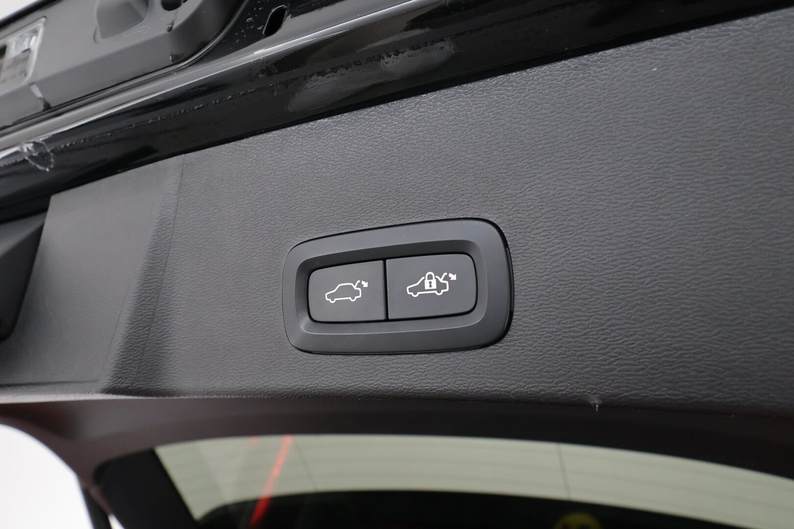 Volvo XC40 2024 T4 TwE Plus Bright aut * Adapt.Vakkari / Peruutuskamera / Vetokoukku / Muistipenkki / LED / Sensus Navi / KeylessGo - 1.Om Suomi-auto / Akku kuntotarkastettu SoH 91,6% / Kahdet renkaat aluvanteilla / Merkkihuollettu - HULLUT JOULUT KORKOTARJOUS 2,49% 