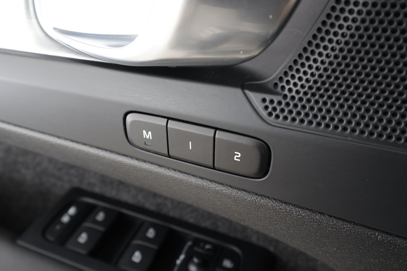 Volvo XC40 2024 T4 TwE Plus Bright aut * Adapt.Vakkari / Peruutuskamera / Vetokoukku / Muistipenkki / LED / Sensus Navi / KeylessGo - 1.Om Suomi-auto / Akku kuntotarkastettu SoH 91,6% / Kahdet renkaat aluvanteilla / Merkkihuollettu - HULLUT JOULUT KORKOTARJOUS 2,49% 