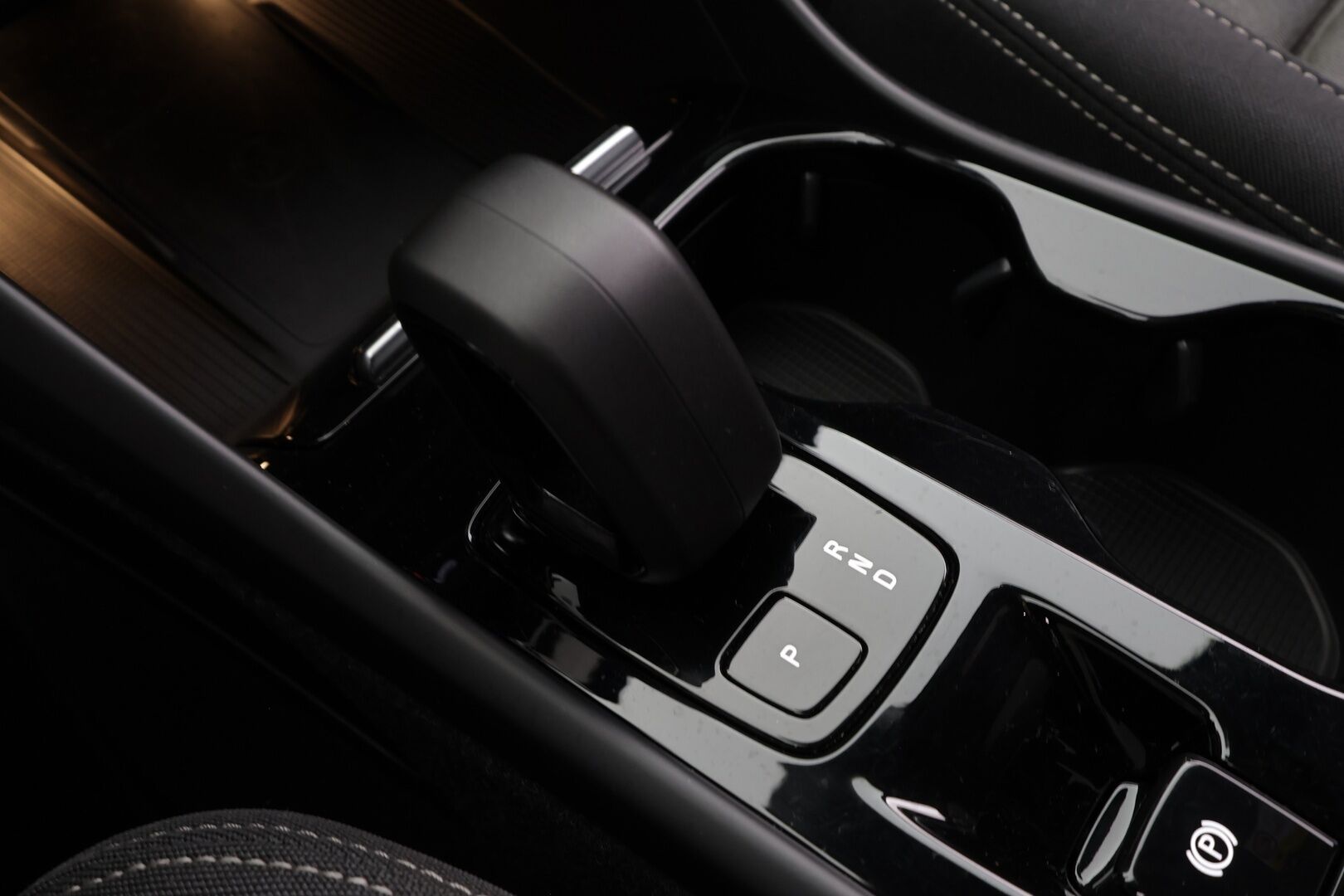 Volvo XC40 2024 T4 TwE Plus Bright aut * Adapt.Vakkari / Peruutuskamera / Vetokoukku / Muistipenkki / LED / Sensus Navi / KeylessGo - 1.Om Suomi-auto / Akku kuntotarkastettu SoH 91,6% / Kahdet renkaat aluvanteilla / Merkkihuollettu - HULLUT JOULUT KORKOTARJOUS 2,49% 