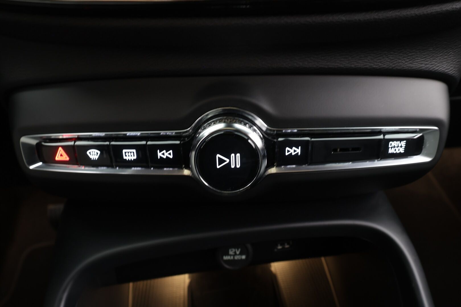 Volvo XC40 2024 T4 TwE Plus Bright aut * Adapt.Vakkari / Peruutuskamera / Vetokoukku / Muistipenkki / LED / Sensus Navi / KeylessGo - 1.Om Suomi-auto / Akku kuntotarkastettu SoH 91,6% / Kahdet renkaat aluvanteilla / Merkkihuollettu - HULLUT JOULUT KORKOTARJOUS 2,49% 