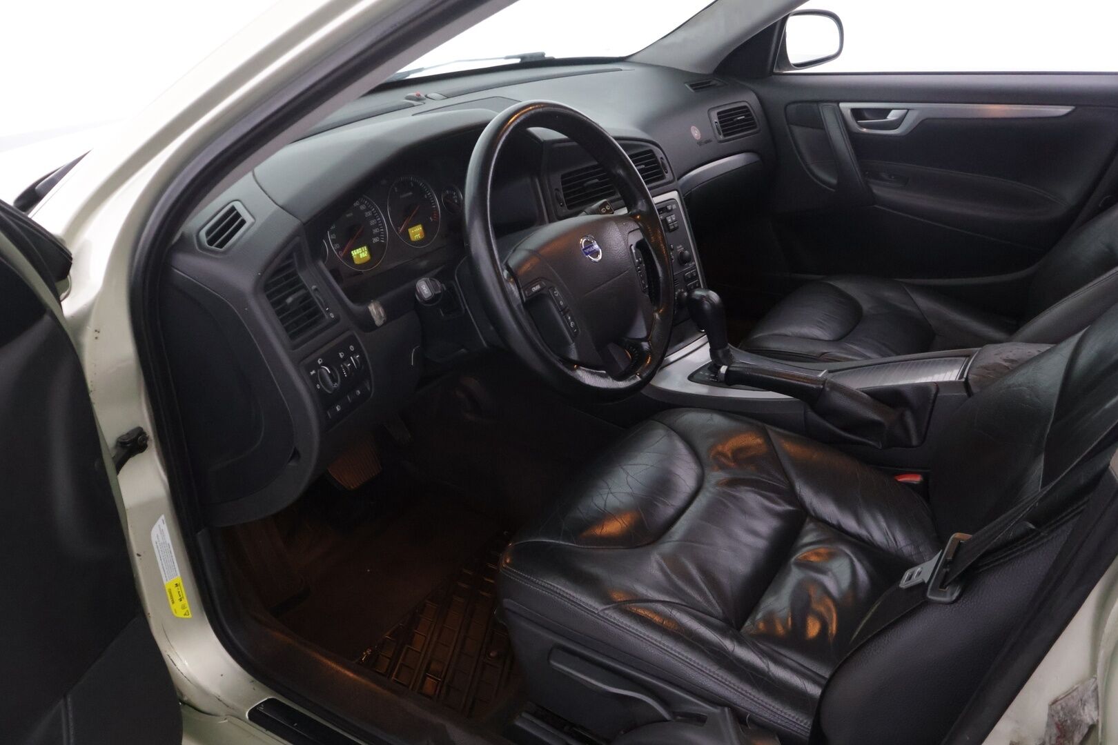 Volvo V70 2005 5D V70 STW 2.4 D5 AUTOMATIC *Myydään  Huutokaupat.com* - Tämä auto myydään huutokaupat.com -sivuston kautta