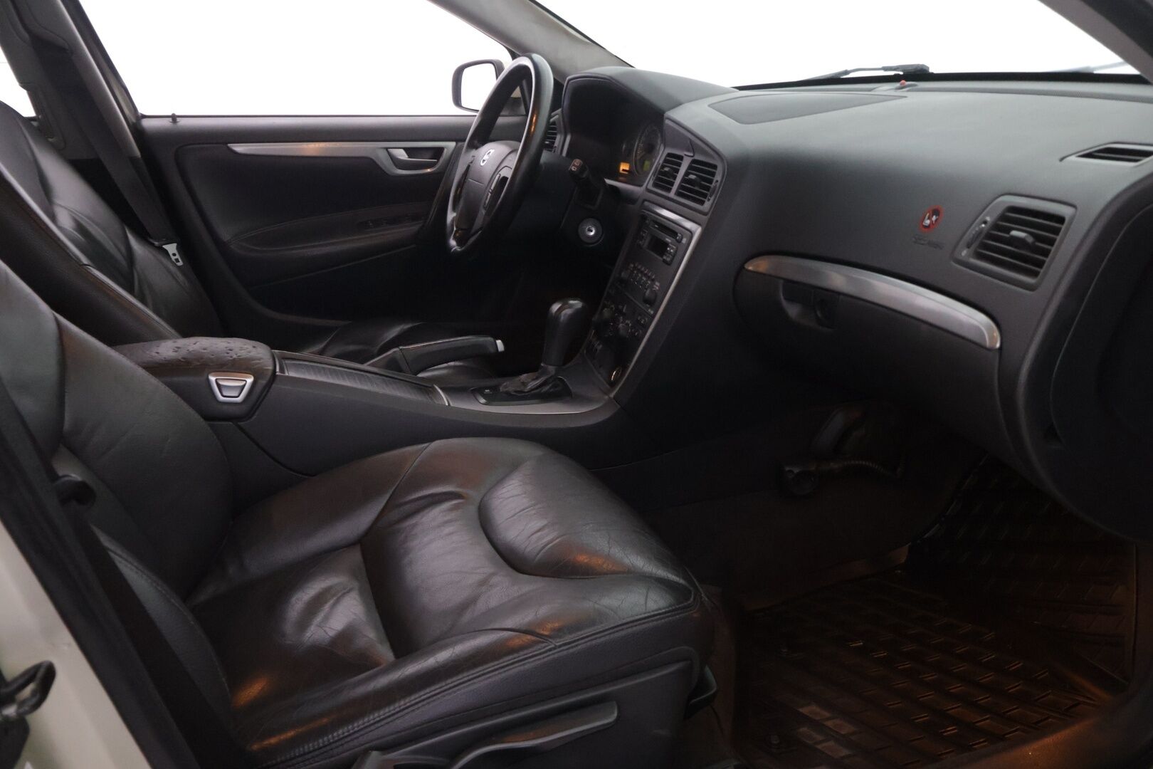 Volvo V70 2005 5D V70 STW 2.4 D5 AUTOMATIC *Myydään  Huutokaupat.com* - Tämä auto myydään huutokaupat.com -sivuston kautta