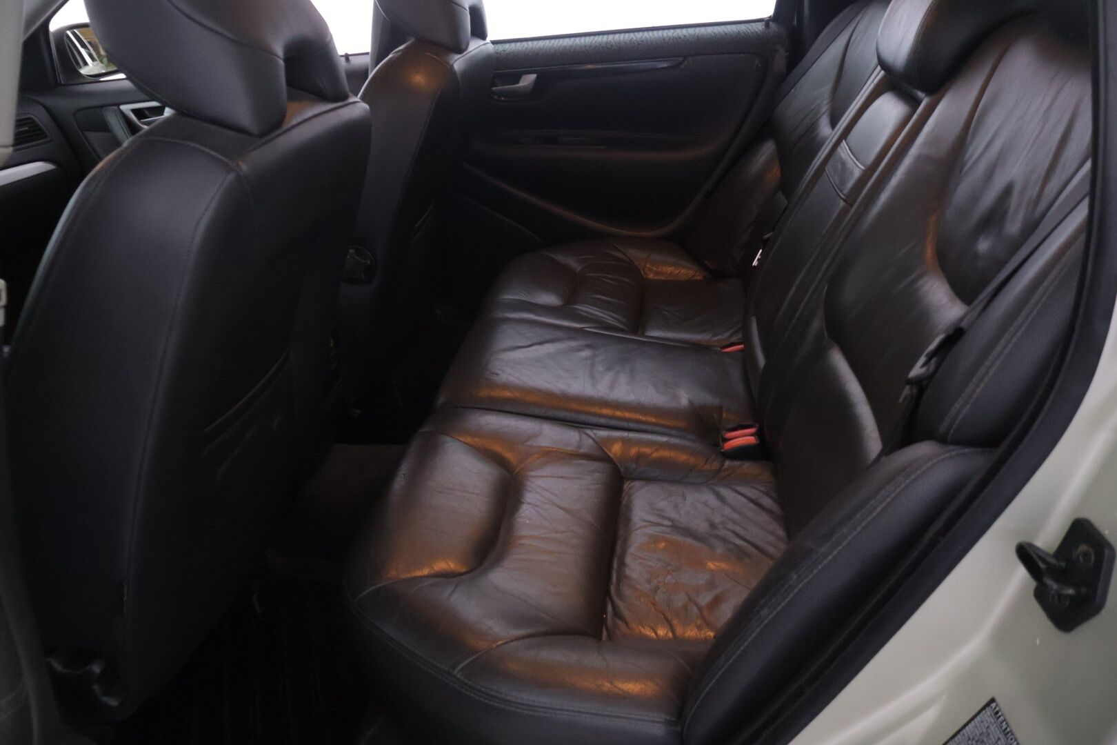 Volvo V70 2005 5D V70 STW 2.4 D5 AUTOMATIC *Myydään  Huutokaupat.com* - Tämä auto myydään huutokaupat.com -sivuston kautta
