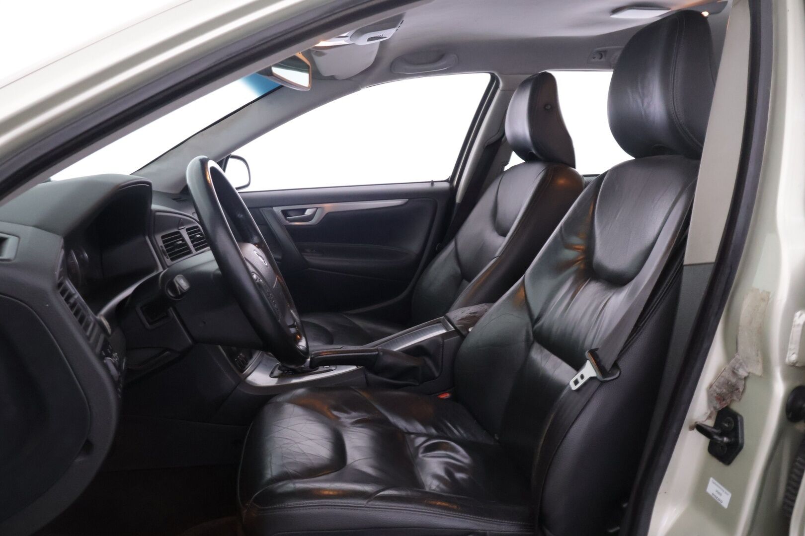 Volvo V70 2005 5D V70 STW 2.4 D5 AUTOMATIC *Myydään  Huutokaupat.com* - Tämä auto myydään huutokaupat.com -sivuston kautta