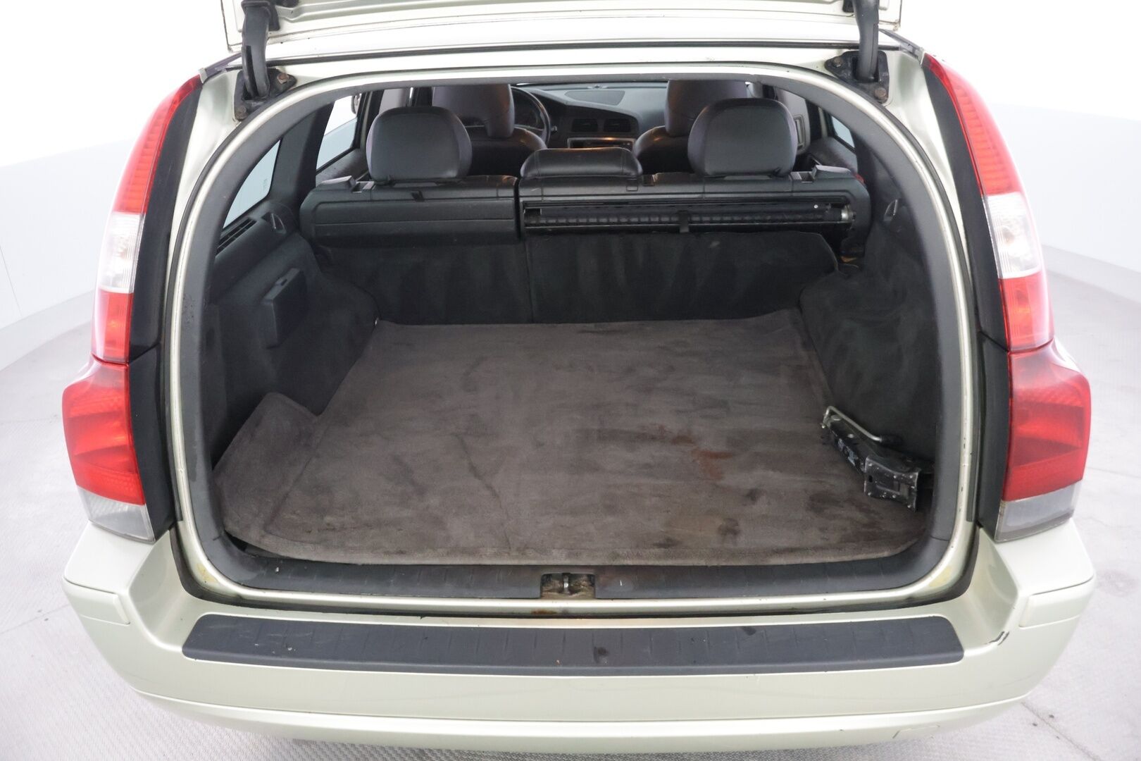 Volvo V70 2005 5D V70 STW 2.4 D5 AUTOMATIC *Myydään  Huutokaupat.com* - Tämä auto myydään huutokaupat.com -sivuston kautta