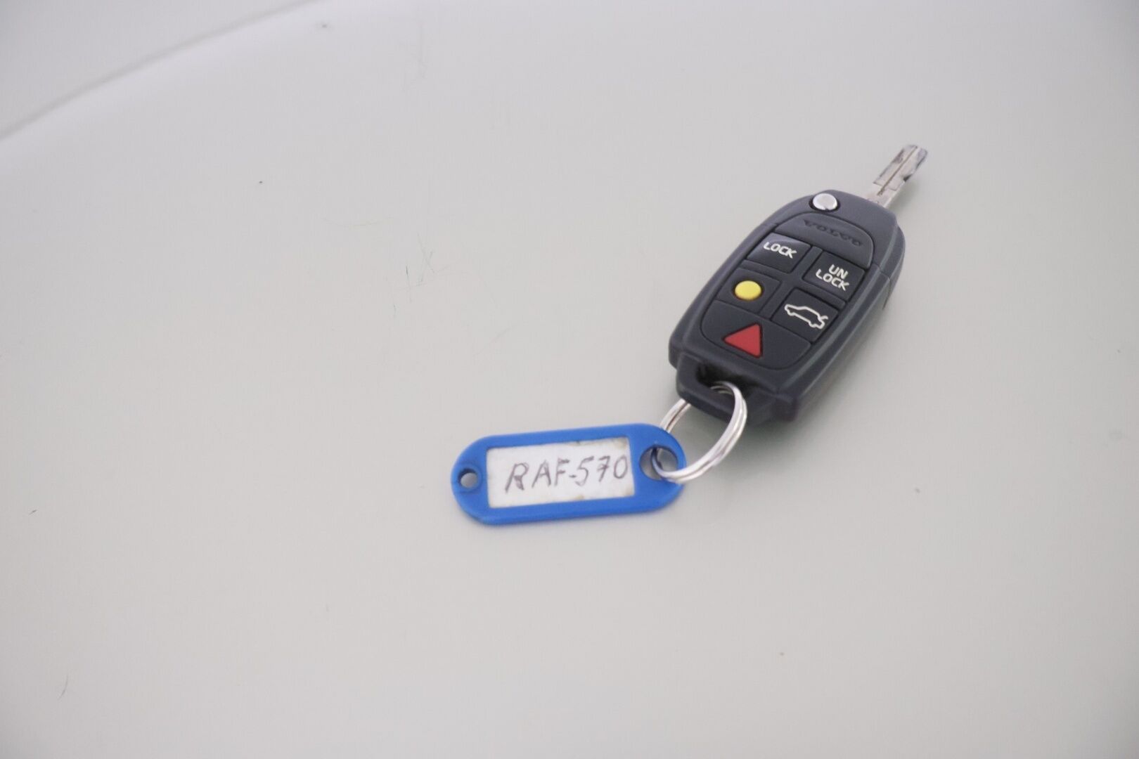 Volvo V70 2005 5D V70 STW 2.4 D5 AUTOMATIC *Myydään  Huutokaupat.com* - Tämä auto myydään huutokaupat.com -sivuston kautta