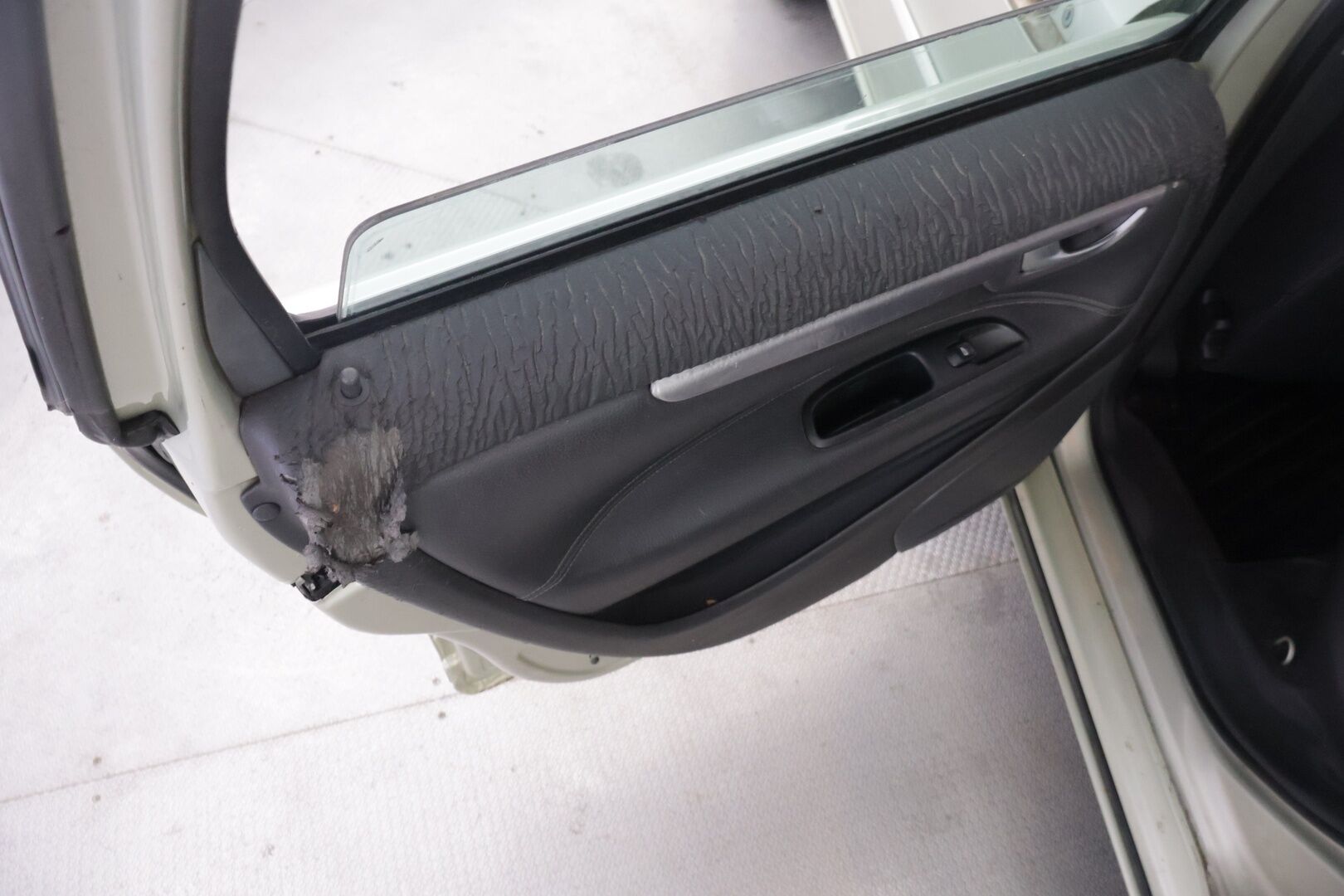 Volvo V70 2005 5D V70 STW 2.4 D5 AUTOMATIC *Myydään  Huutokaupat.com* - Tämä auto myydään huutokaupat.com -sivuston kautta