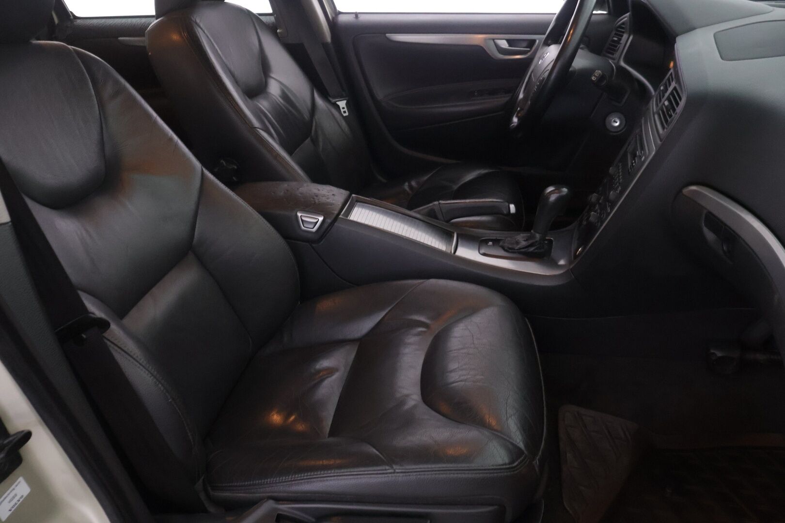 Volvo V70 2005 5D V70 STW 2.4 D5 AUTOMATIC *Myydään  Huutokaupat.com* - Tämä auto myydään huutokaupat.com -sivuston kautta
