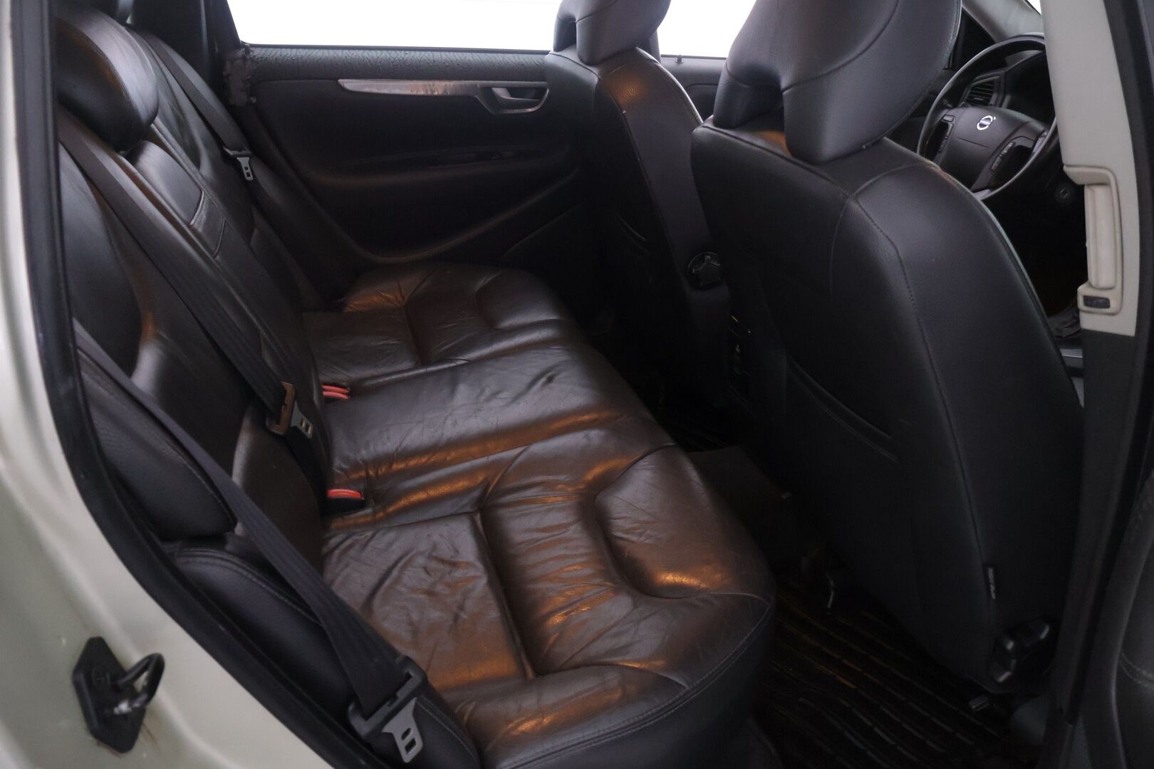 Volvo V70 2005 5D V70 STW 2.4 D5 AUTOMATIC *Myydään  Huutokaupat.com* - Tämä auto myydään huutokaupat.com -sivuston kautta