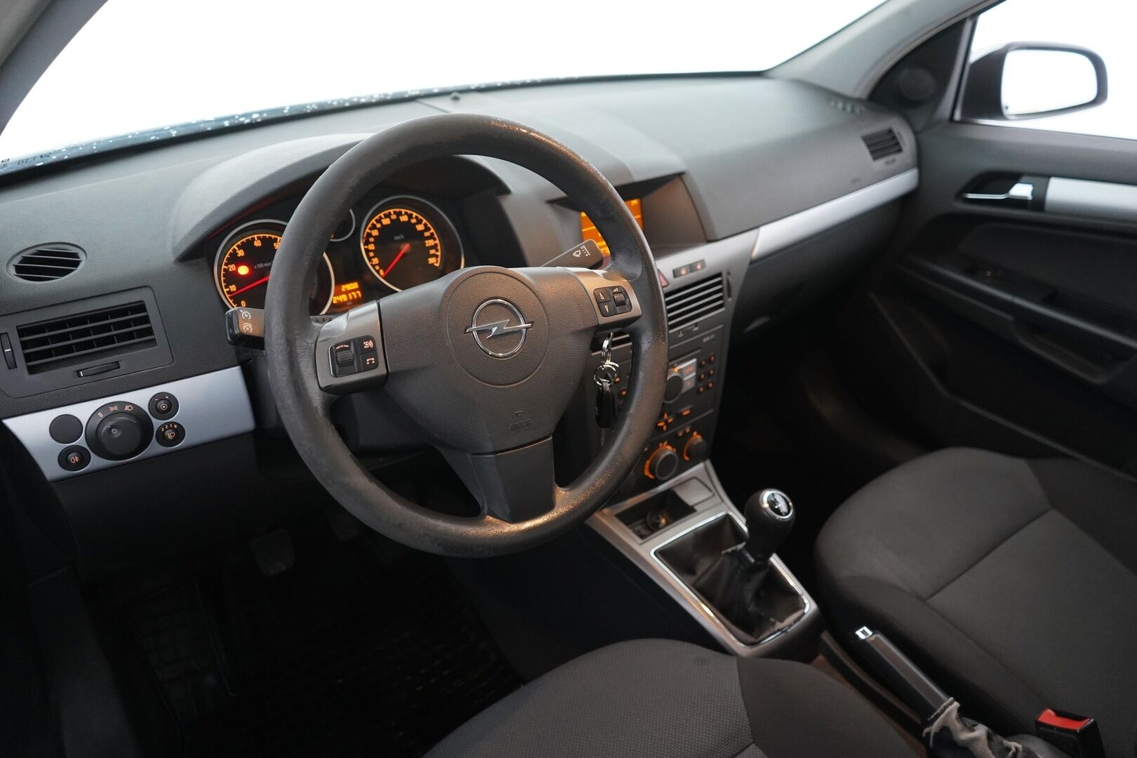 Opel Astra 2005 1,6 - YritysOutlet - Myydään vain yrityksille - Suomi-auto | Kahdet renkaat vanteineen | Vakionopeudensäädin | Koukku | Lohkolämmitin