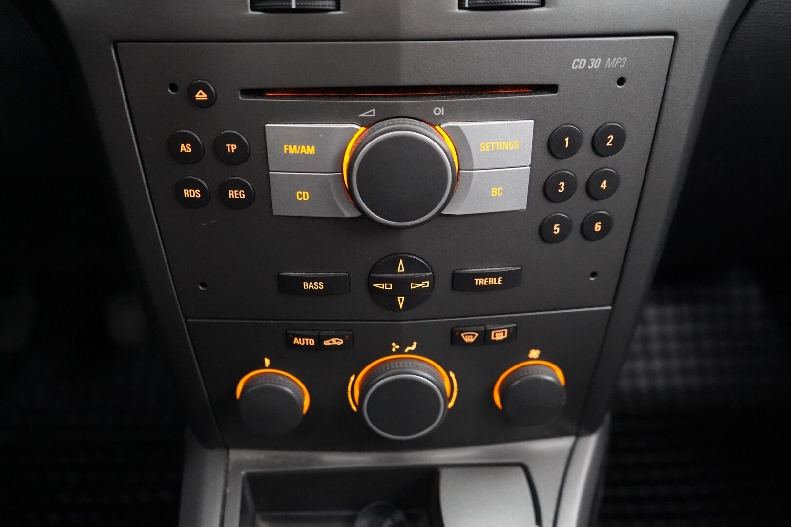 Opel Astra 2005 1,6 - YritysOutlet - Myydään vain yrityksille - Suomi-auto | Kahdet renkaat vanteineen | Vakionopeudensäädin | Koukku | Lohkolämmitin