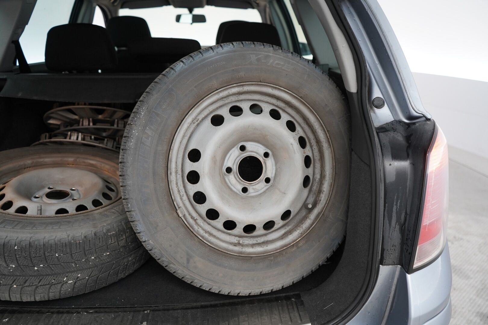 Opel Astra 2005 1,6 - YritysOutlet - Myydään vain yrityksille - Suomi-auto | Kahdet renkaat vanteineen | Vakionopeudensäädin | Koukku | Lohkolämmitin