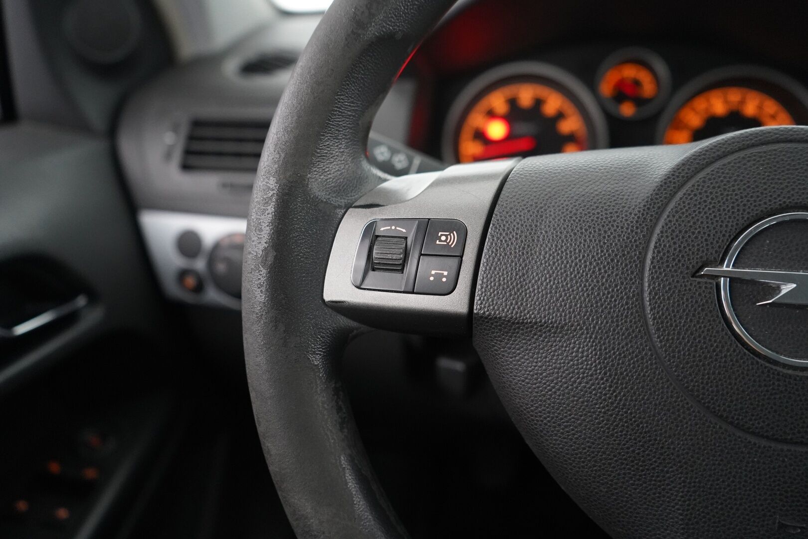 Opel Astra 2005 1,6 - YritysOutlet - Myydään vain yrityksille - Suomi-auto | Kahdet renkaat vanteineen | Vakionopeudensäädin | Koukku | Lohkolämmitin