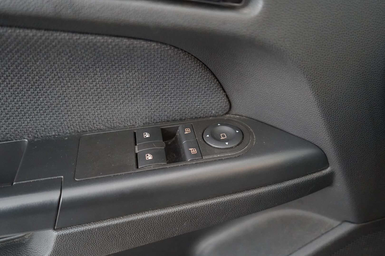 Opel Astra 2005 1,6 - YritysOutlet - Myydään vain yrityksille - Suomi-auto | Kahdet renkaat vanteineen | Vakionopeudensäädin | Koukku | Lohkolämmitin