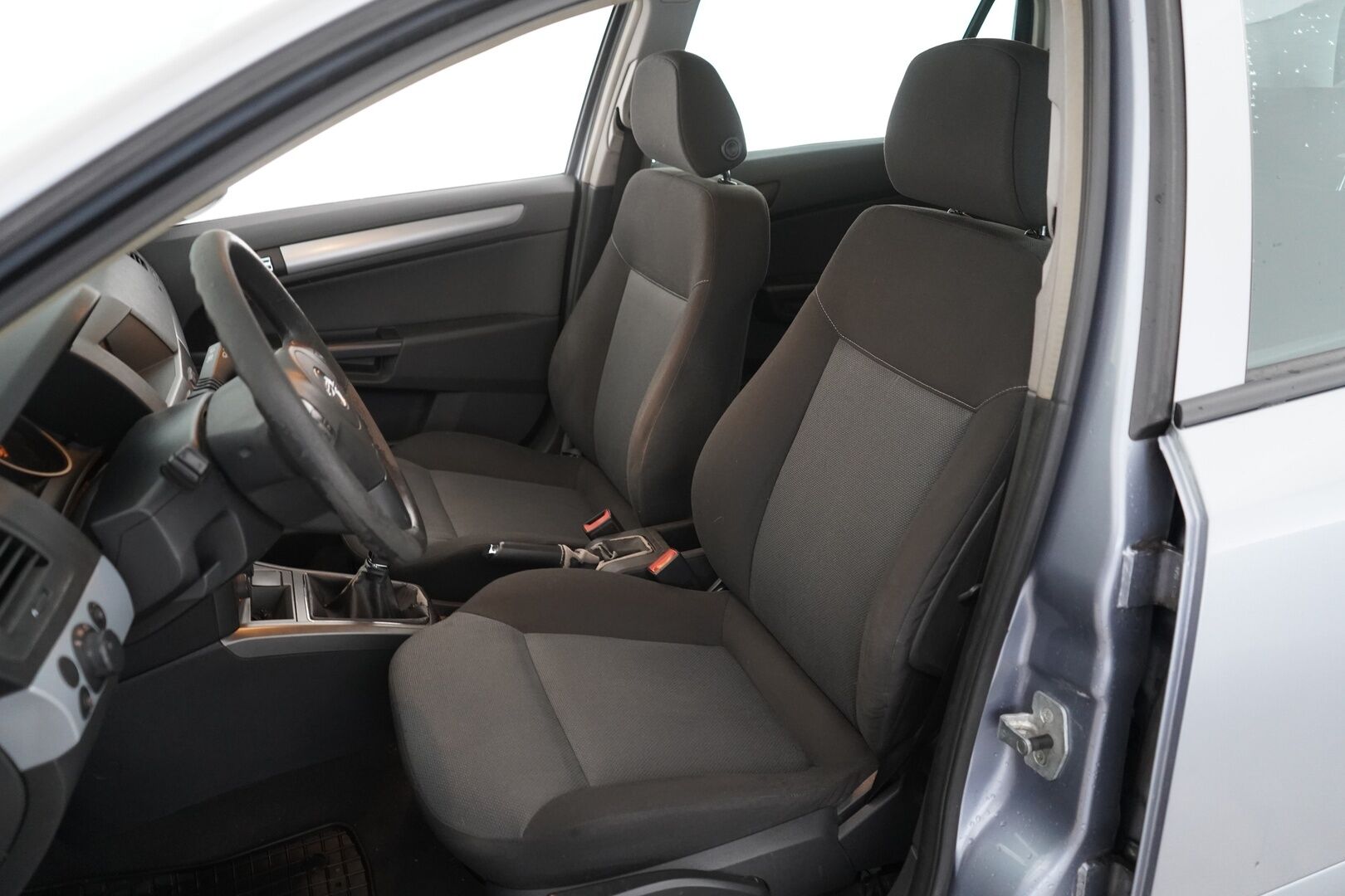 Opel Astra 2005 1,6 - YritysOutlet - Myydään vain yrityksille - Suomi-auto | Kahdet renkaat vanteineen | Vakionopeudensäädin | Koukku | Lohkolämmitin