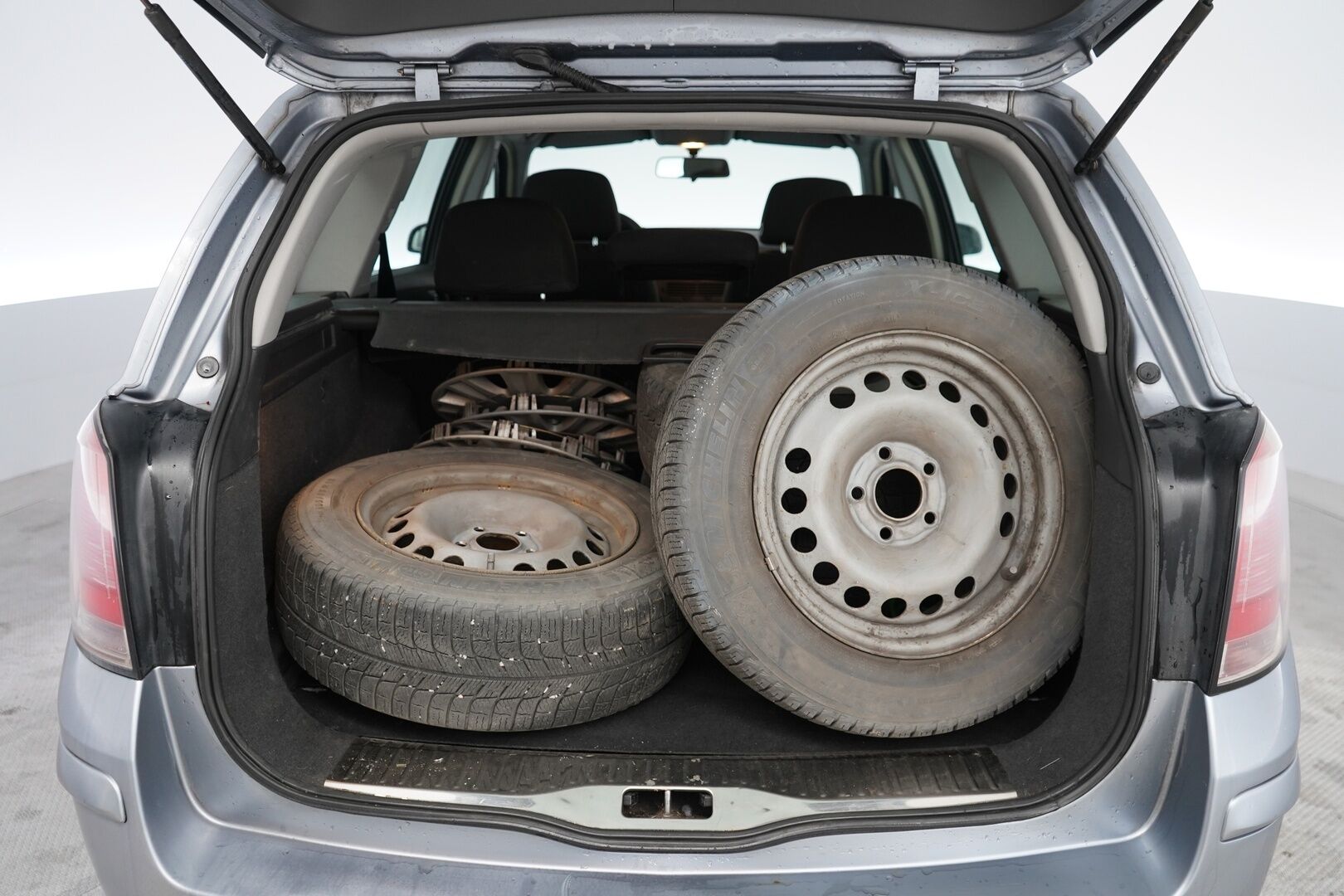 Opel Astra 2005 1,6 - YritysOutlet - Myydään vain yrityksille - Suomi-auto | Kahdet renkaat vanteineen | Vakionopeudensäädin | Koukku | Lohkolämmitin