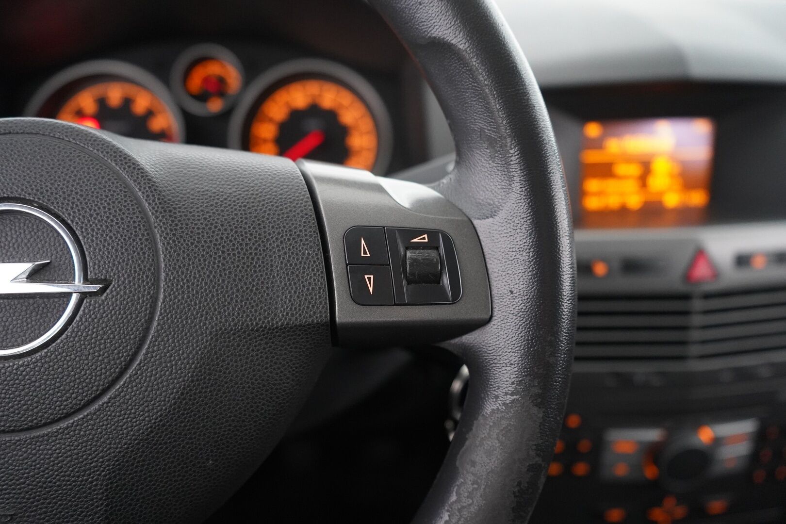 Opel Astra 2005 1,6 - YritysOutlet - Myydään vain yrityksille - Suomi-auto | Kahdet renkaat vanteineen | Vakionopeudensäädin | Koukku | Lohkolämmitin