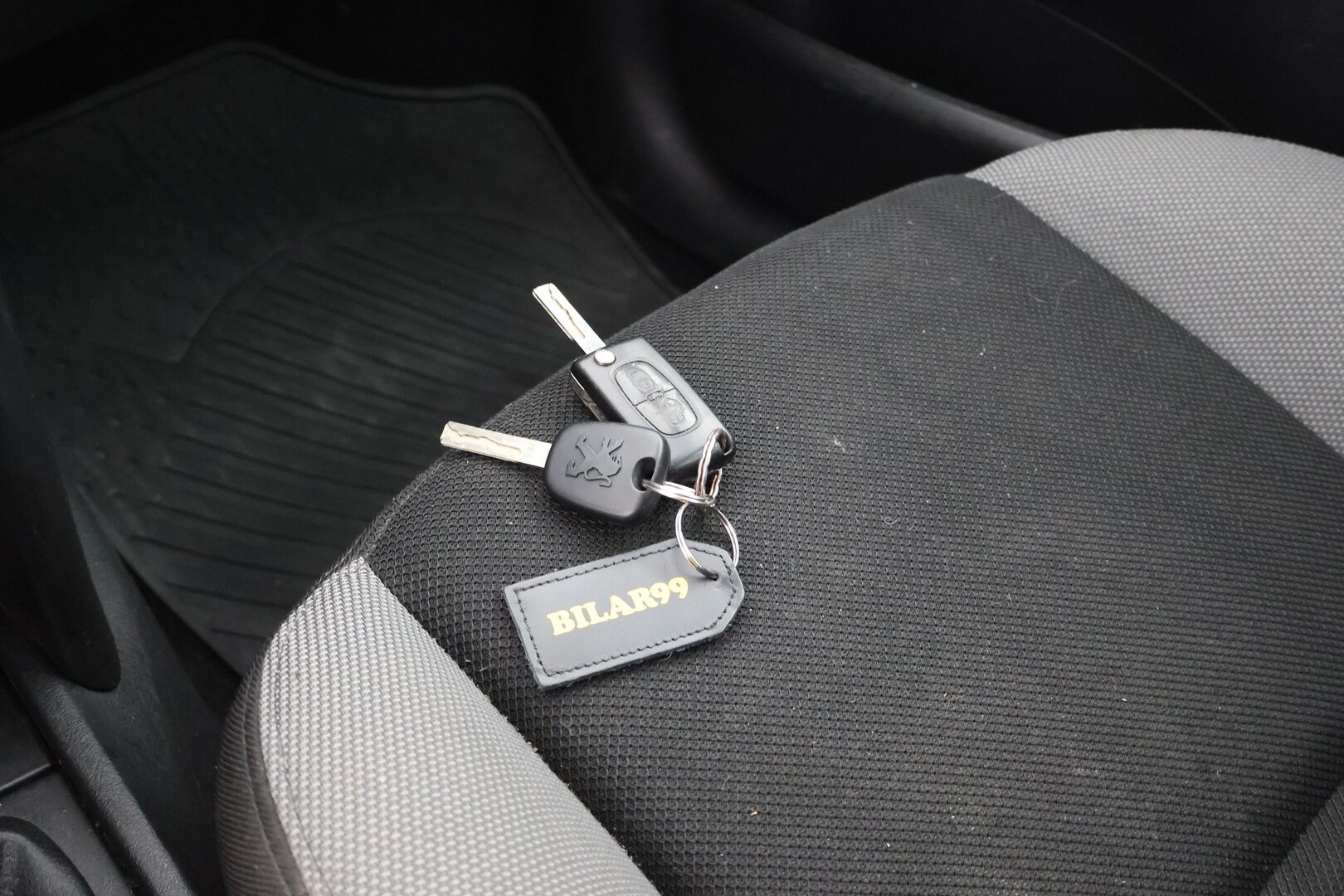 Peugeot 207 2009 Trendy VTi 95 5-ov. Platinum - | YritysOutlet - Myydään vain yrityksille | Suomi-auto | Koukku | Lohko+sisäp. | 2x renkaat & vanteet |