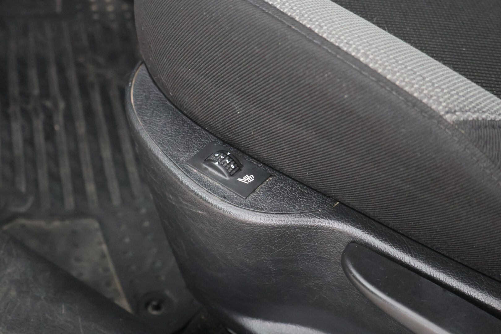 Peugeot 207 2009 Trendy VTi 95 5-ov. Platinum - | YritysOutlet - Myydään vain yrityksille | Suomi-auto | Koukku | Lohko+sisäp. | 2x renkaat & vanteet |