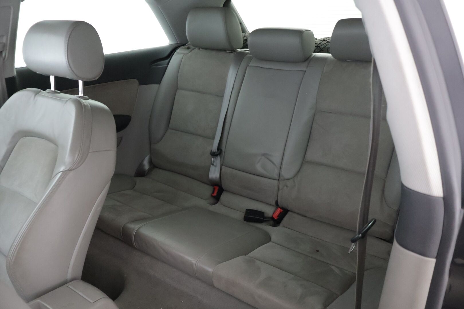 Audi A3 2004 2D A3 HATCHBACK 2.0FSI *YritysOutlet - Myydään vain yrityksille / Lohkolämmitin / Puolinahat * - * Tämä auto myydään YritysOutlet -valikoimasta vain yritykselle / Suomi-auto *