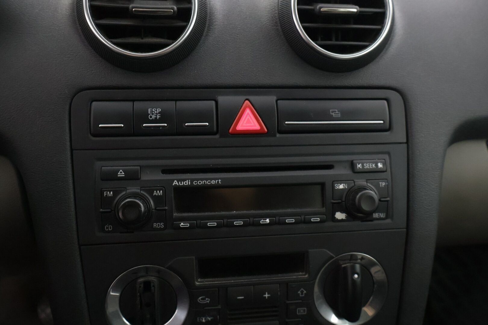 Audi A3 2004 2D A3 HATCHBACK 2.0FSI *YritysOutlet - Myydään vain yrityksille / Lohkolämmitin / Puolinahat * - * Tämä auto myydään YritysOutlet -valikoimasta vain yritykselle / Suomi-auto *