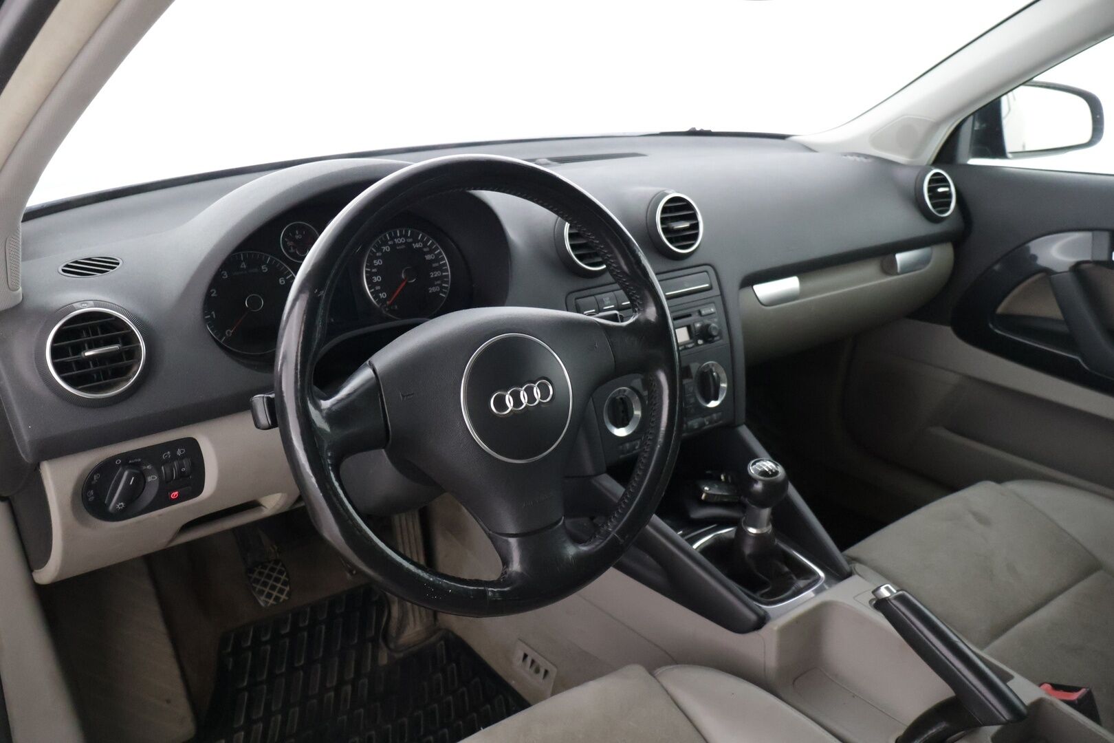 Audi A3 2004 2D A3 HATCHBACK 2.0FSI *YritysOutlet - Myydään vain yrityksille / Lohkolämmitin / Puolinahat * - * Tämä auto myydään YritysOutlet -valikoimasta vain yritykselle / Suomi-auto *