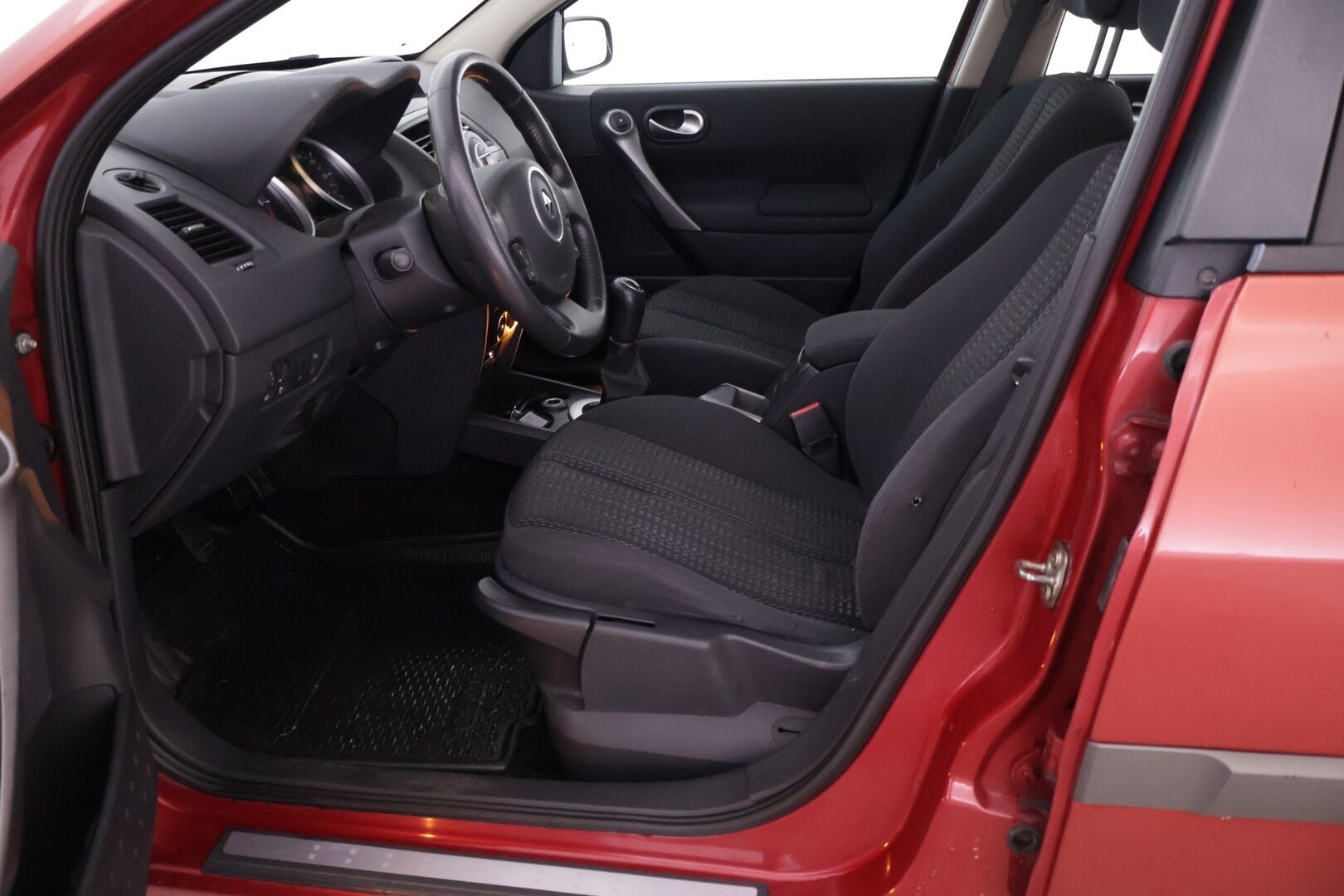 Renault Megane 2007 5D MEGANE BREAK 1.6 16V - Myydään Huutokaupat.com - | Juuri Leimattu | Jakopää tehty hiljattain | Asialliset renkaat | Lohko+S.Pistoke | Vakkari | Ilmastointi | 