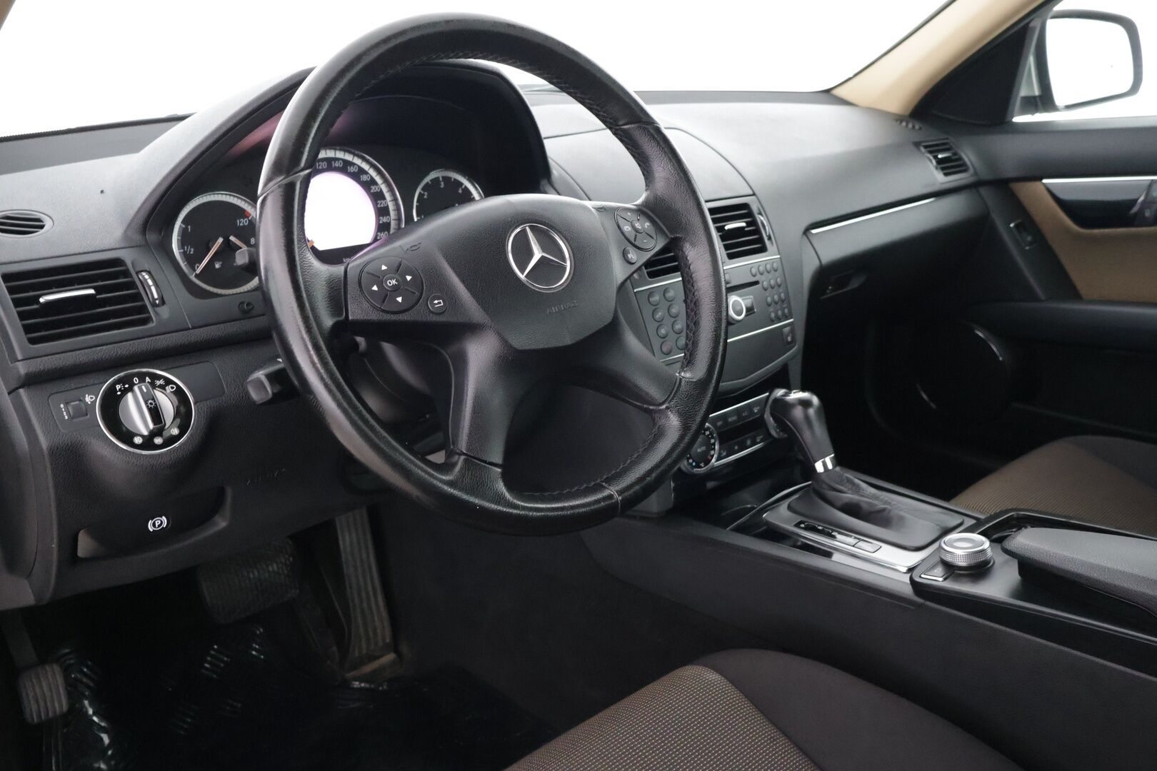 Mercedes-Benz C 2007 220 CDI SEDAN AUT ** Lohko / Kahdet hyvät renkaat / Cruise / Bluetooth / todella kattavat huollot** - Talvirenkaat Nastat (8mm) / Kesärenkaat (6mm)
