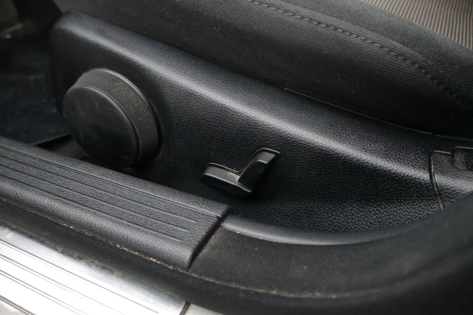 Mercedes-Benz C 2007 220 CDI SEDAN AUT ** Lohko / Kahdet hyvät renkaat / Cruise / Bluetooth / todella kattavat huollot** - Talvirenkaat Nastat (8mm) / Kesärenkaat (6mm)