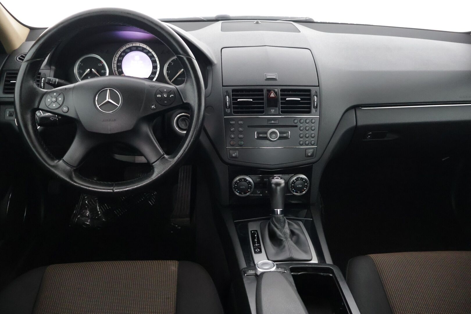 Mercedes-Benz C 2007 220 CDI SEDAN AUT ** Lohko / Kahdet hyvät renkaat / Cruise / Bluetooth / todella kattavat huollot** - Talvirenkaat Nastat (8mm) / Kesärenkaat (6mm)