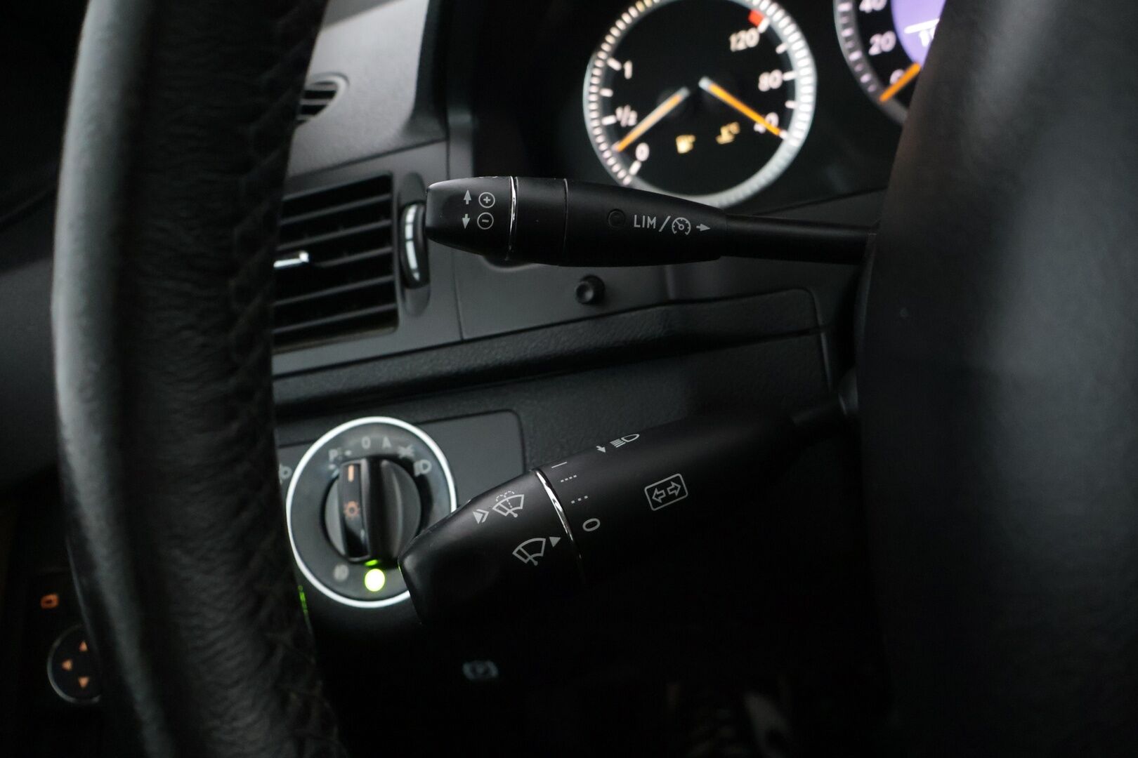 Mercedes-Benz C 2007 220 CDI SEDAN AUT ** Lohko / Kahdet hyvät renkaat / Cruise / Bluetooth / todella kattavat huollot** - Talvirenkaat Nastat (8mm) / Kesärenkaat (6mm)