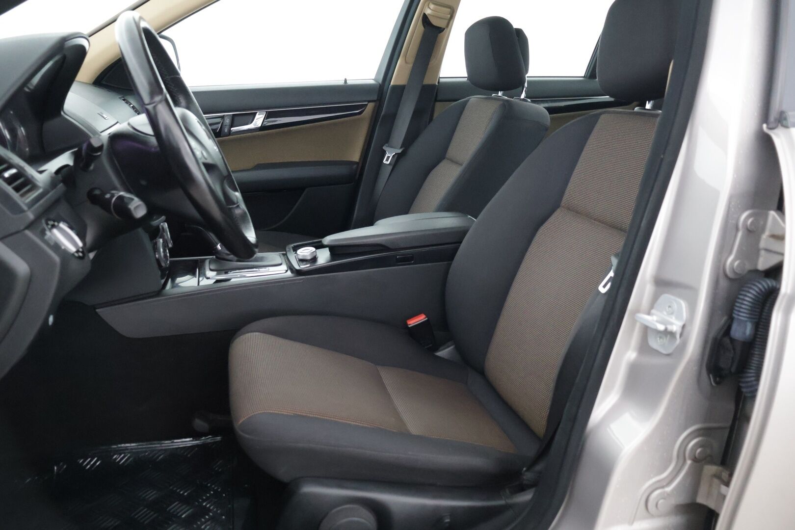 Mercedes-Benz C 2007 220 CDI SEDAN AUT ** Lohko / Kahdet hyvät renkaat / Cruise / Bluetooth / todella kattavat huollot** - Talvirenkaat Nastat (8mm) / Kesärenkaat (6mm)