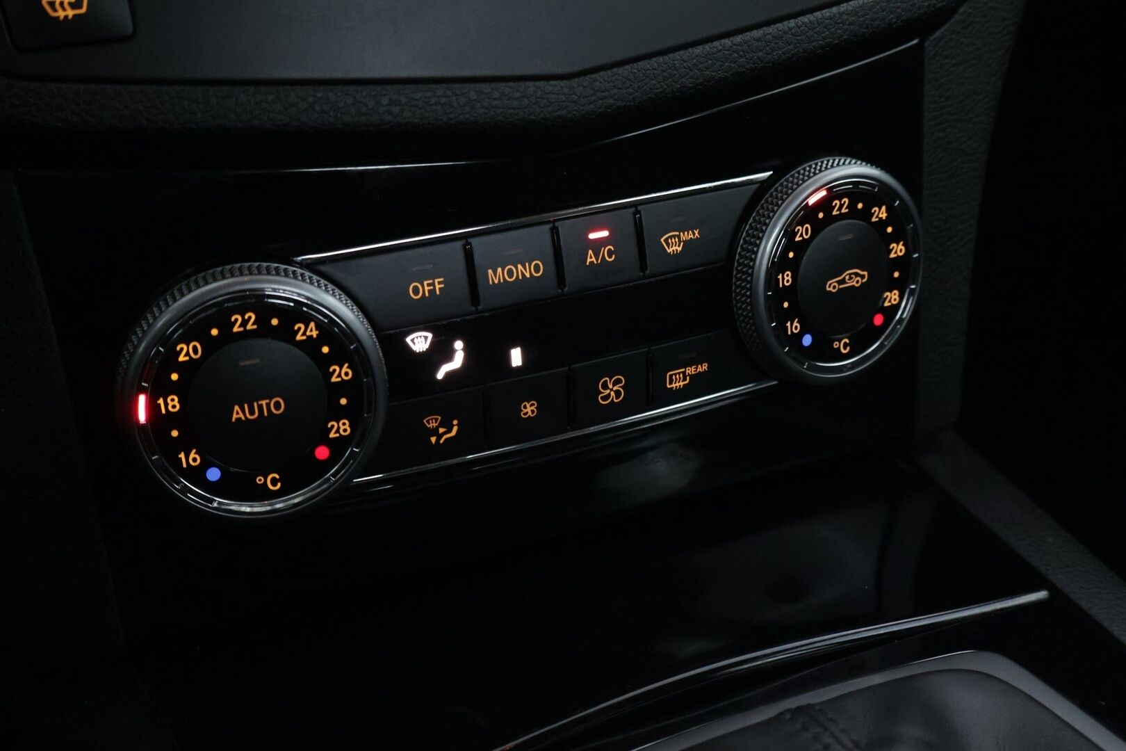 Mercedes-Benz C 2007 220 CDI SEDAN AUT ** Lohko / Kahdet hyvät renkaat / Cruise / Bluetooth / todella kattavat huollot** - Talvirenkaat Nastat (8mm) / Kesärenkaat (6mm)