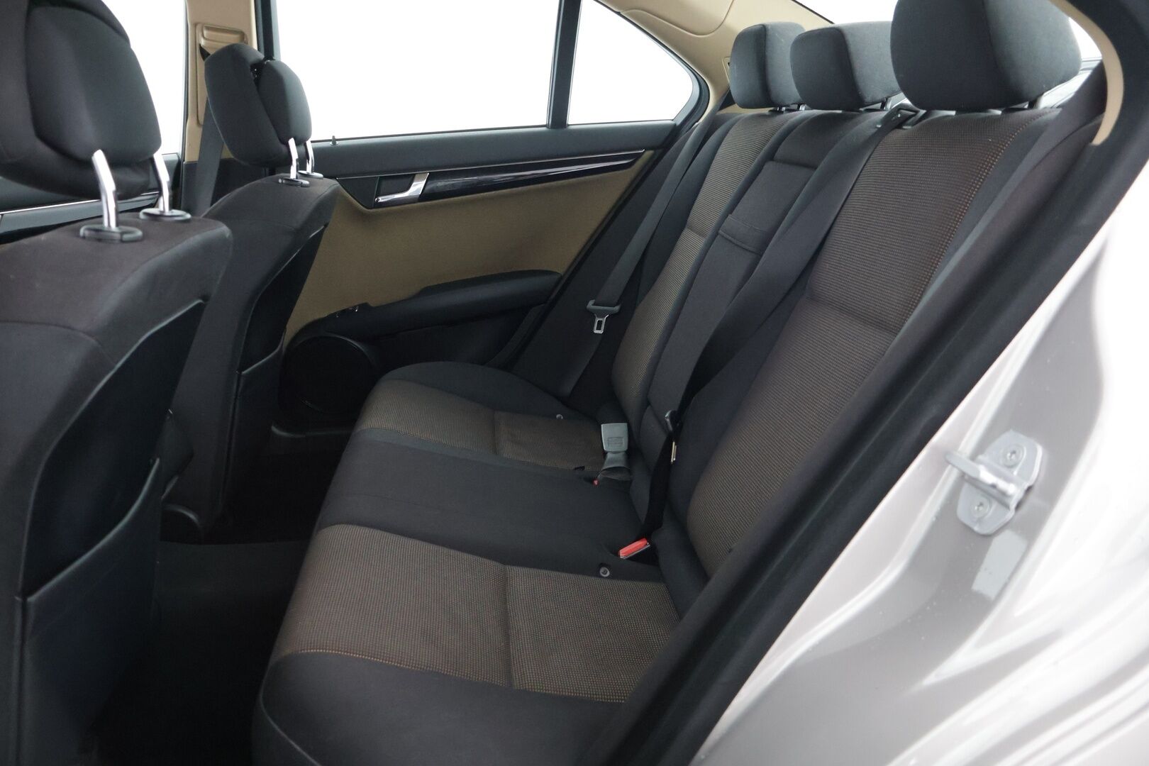 Mercedes-Benz C 2007 220 CDI SEDAN AUT ** Lohko / Kahdet hyvät renkaat / Cruise / Bluetooth / todella kattavat huollot** - Talvirenkaat Nastat (8mm) / Kesärenkaat (6mm)