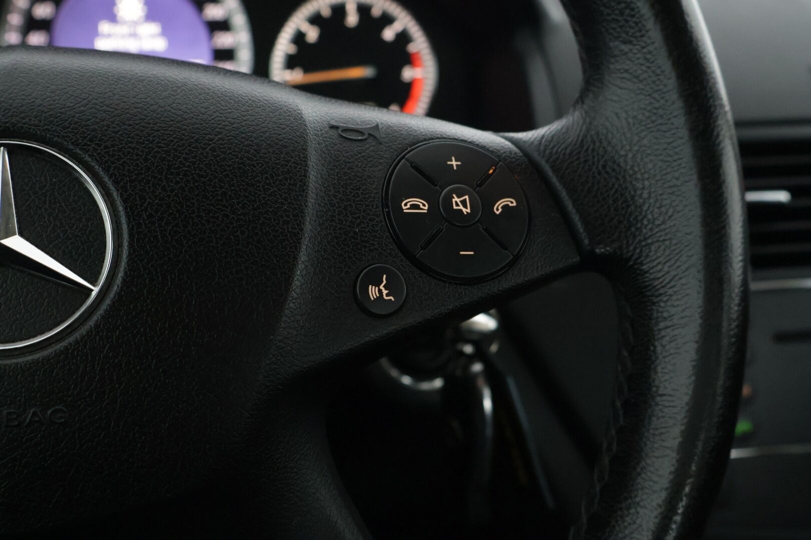 Mercedes-Benz C 2007 220 CDI SEDAN AUT ** Lohko / Kahdet hyvät renkaat / Cruise / Bluetooth / todella kattavat huollot** - Talvirenkaat Nastat (8mm) / Kesärenkaat (6mm)