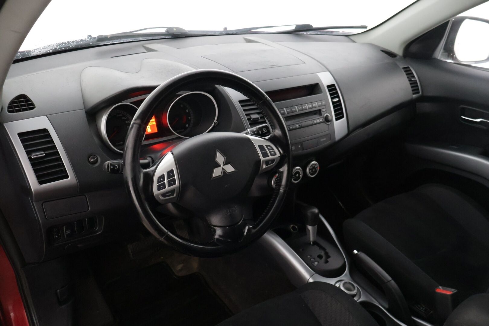 Mitsubishi Outlander 2009 2,4 MIVEC Intense AT * Myydään Huutokaupat.com * - * Myydään Huutokaupat.com *
