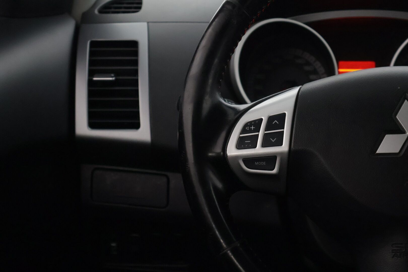 Mitsubishi Outlander 2009 2,4 MIVEC Intense AT * Myydään Huutokaupat.com * - * Myydään Huutokaupat.com *