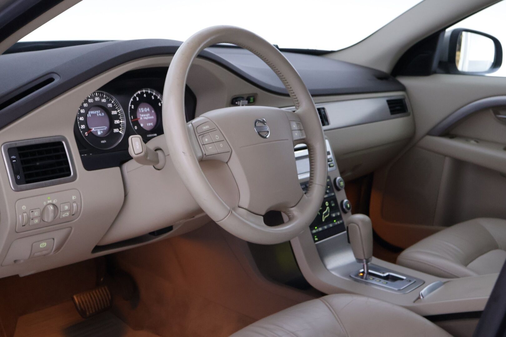 Volvo V70 2008 2,5T Momentum Aut - YritysOutlet - Myydään vain yrityksille - | Suomi-auto | Vaaleat puolinahat | Koukku | P.tutka | Huollettu Juuri | Jakopää tehty 279tkm | 2x Kunnon Renkailla | 2x Volvon Alut | Leimattu 03/26 |