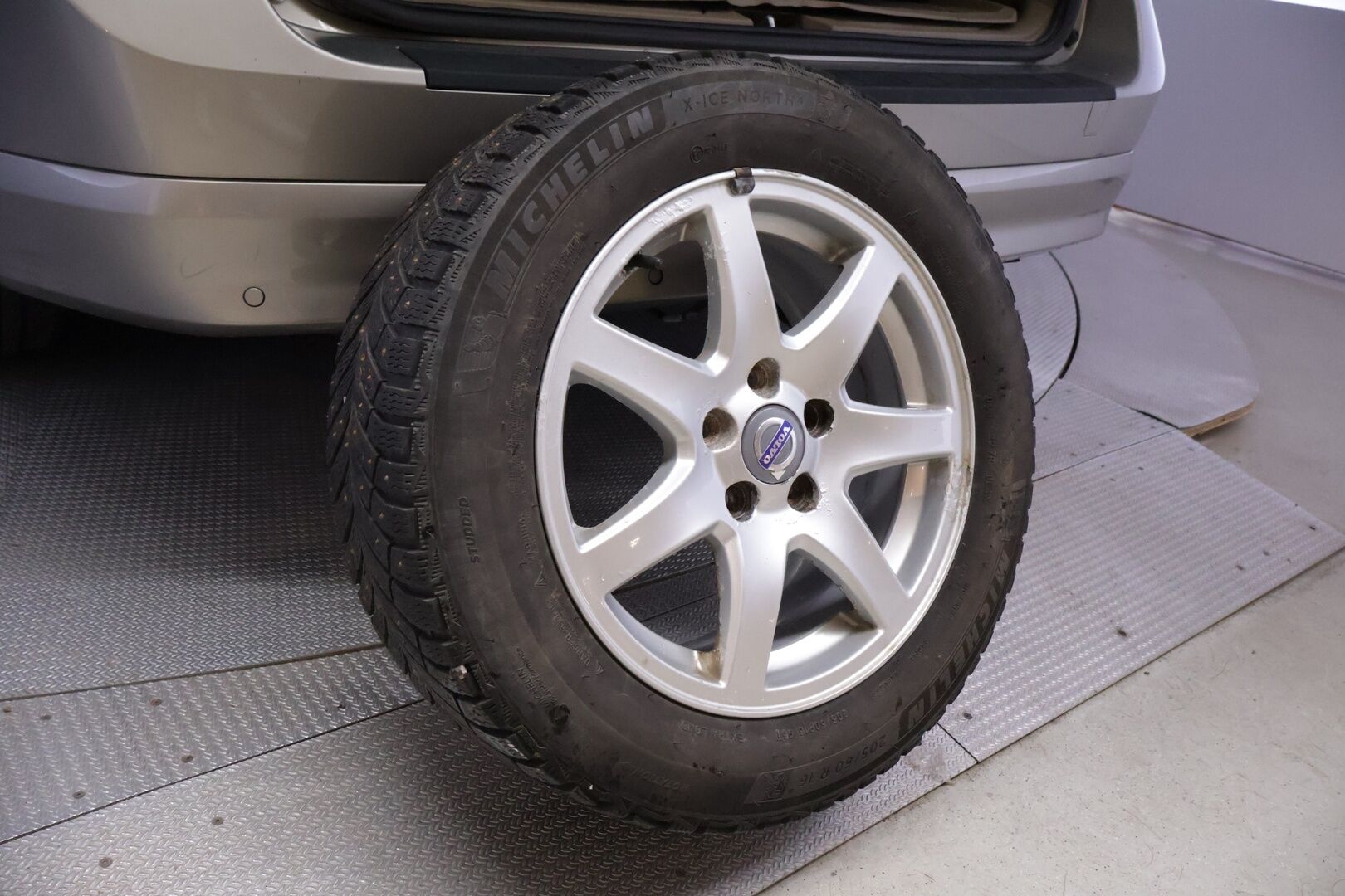 Volvo V70 2008 2,5T Momentum Aut - YritysOutlet - Myydään vain yrityksille - | Suomi-auto | Vaaleat puolinahat | Koukku | P.tutka | Huollettu Juuri | Jakopää tehty 279tkm | 2x Kunnon Renkailla | 2x Volvon Alut | Leimattu 03/26 |