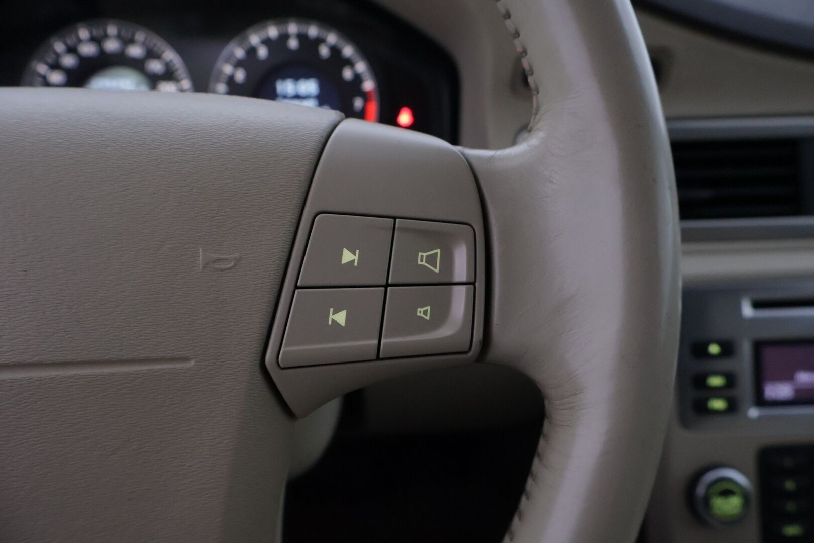 Volvo V70 2008 2,5T Momentum Aut - YritysOutlet - Myydään vain yrityksille - | Suomi-auto | Vaaleat puolinahat | Koukku | P.tutka | Huollettu Juuri | Jakopää tehty 279tkm | 2x Kunnon Renkailla | 2x Volvon Alut | Leimattu 03/26 |