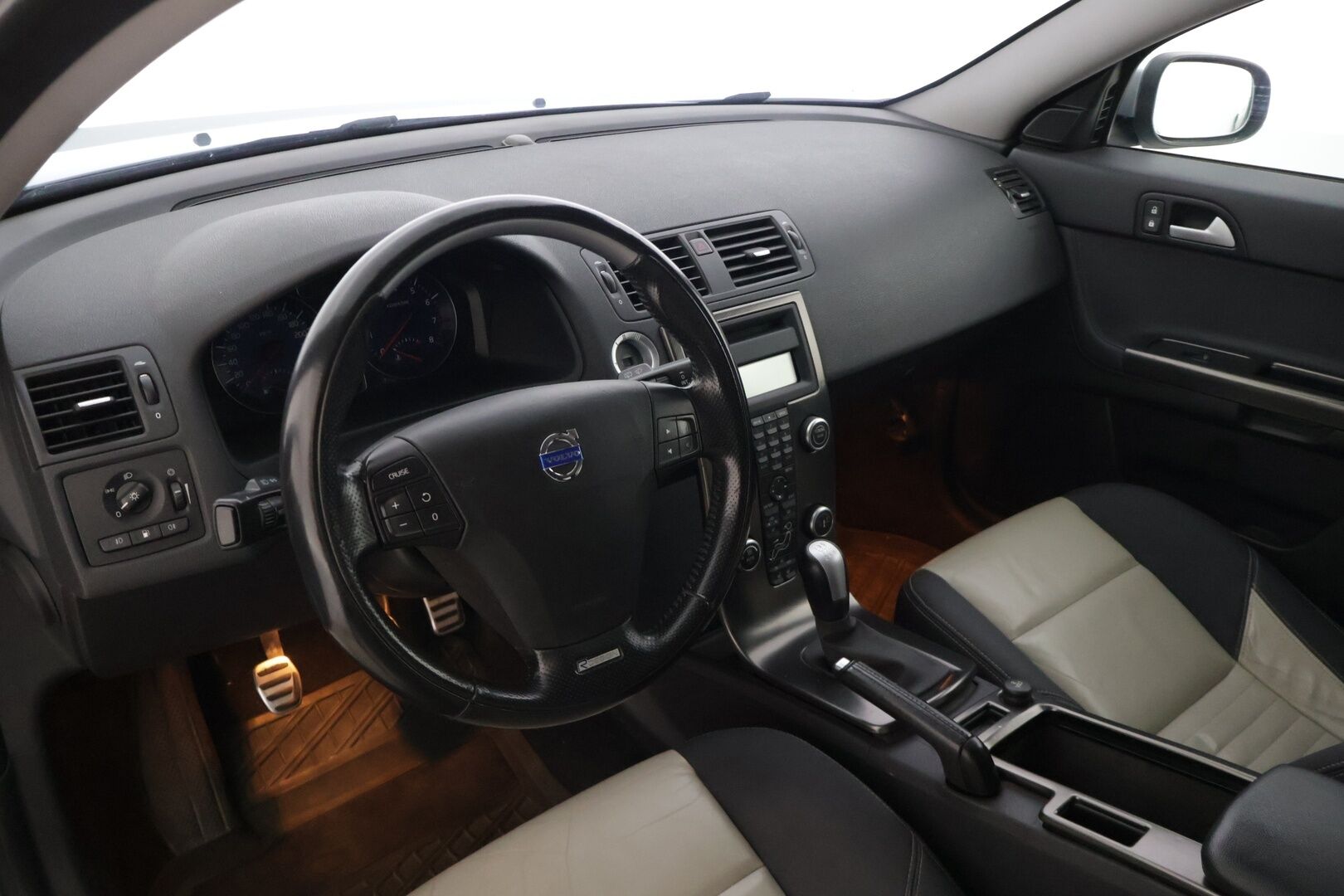 Volvo V50 2008 1,8 (125 hv) Summum man R-Design - | Tämä auto myydään YritysOutlet -valikoimasta vain yritykselle | Vaalea nahkasisusta | Kuljettajan ist. Muistilla | Lohkolämmitin | Xenon |