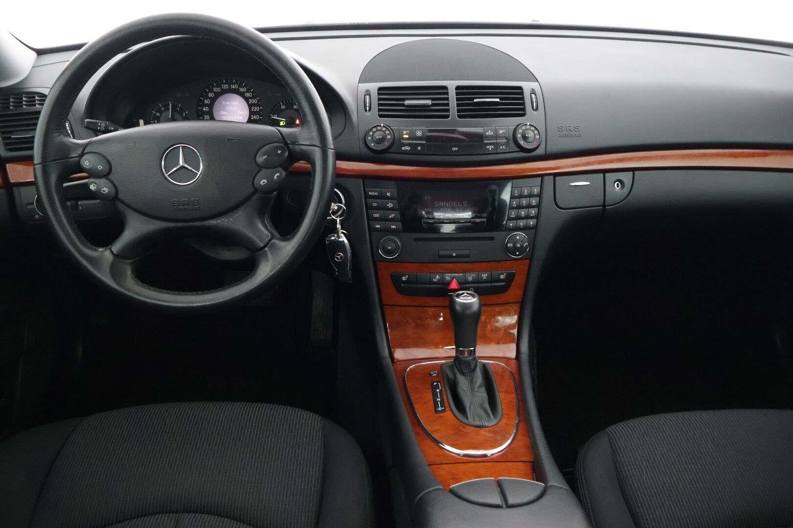 Mercedes-Benz E 2008 200 CDI A *Vakkari / Vetokoukku / Lohkolämmitin / Osa-sähköpenkki* - Suomi-auto / 2 renkaat / Upeassa kunnossa!*